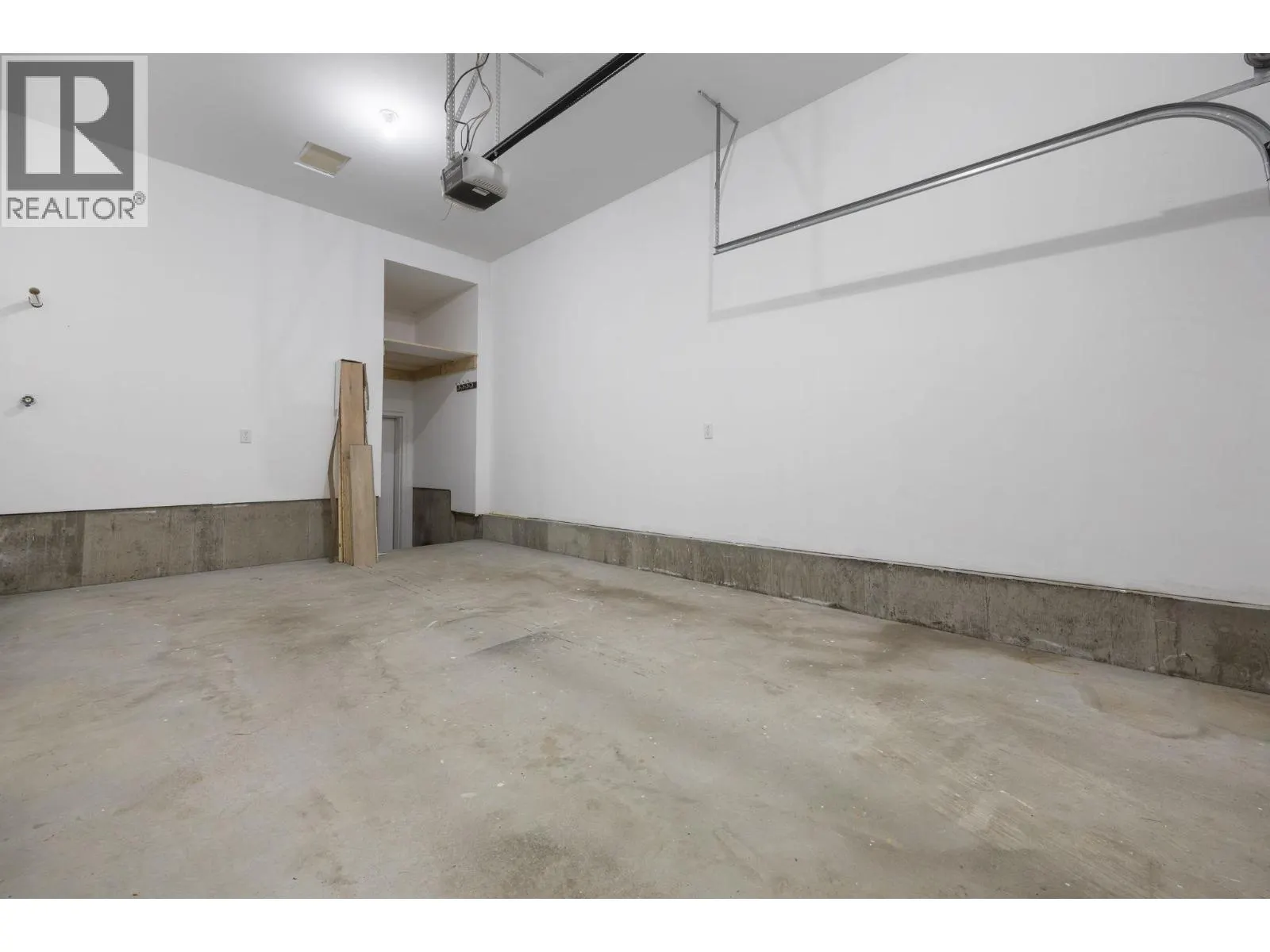 5460 Clements Crescent Unit# 107