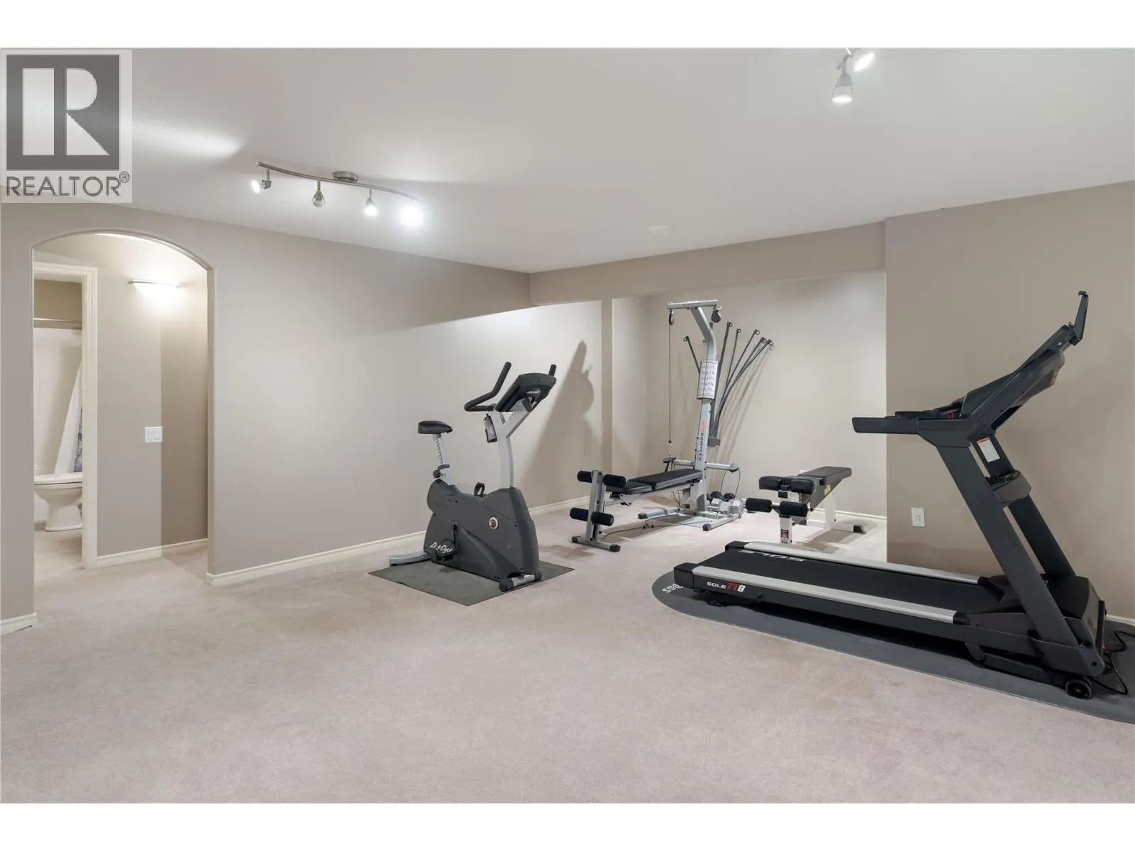 2464 SELKIRK Drive