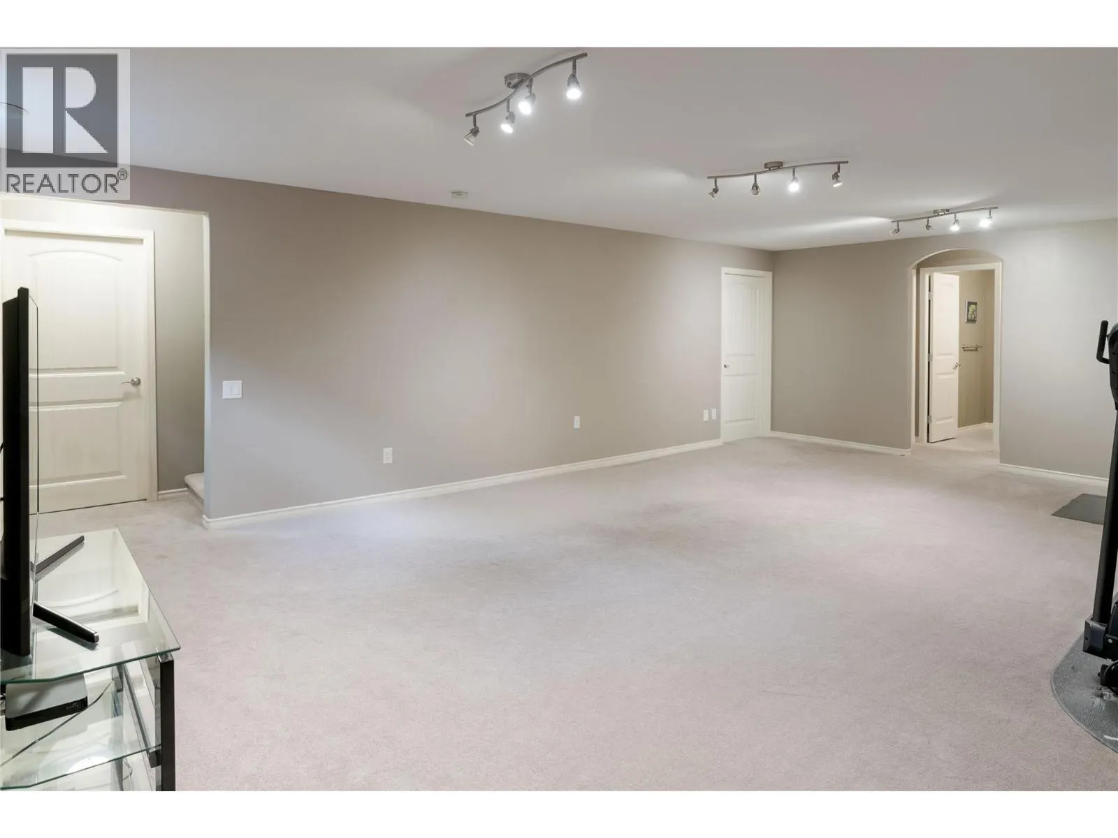 2464 SELKIRK Drive