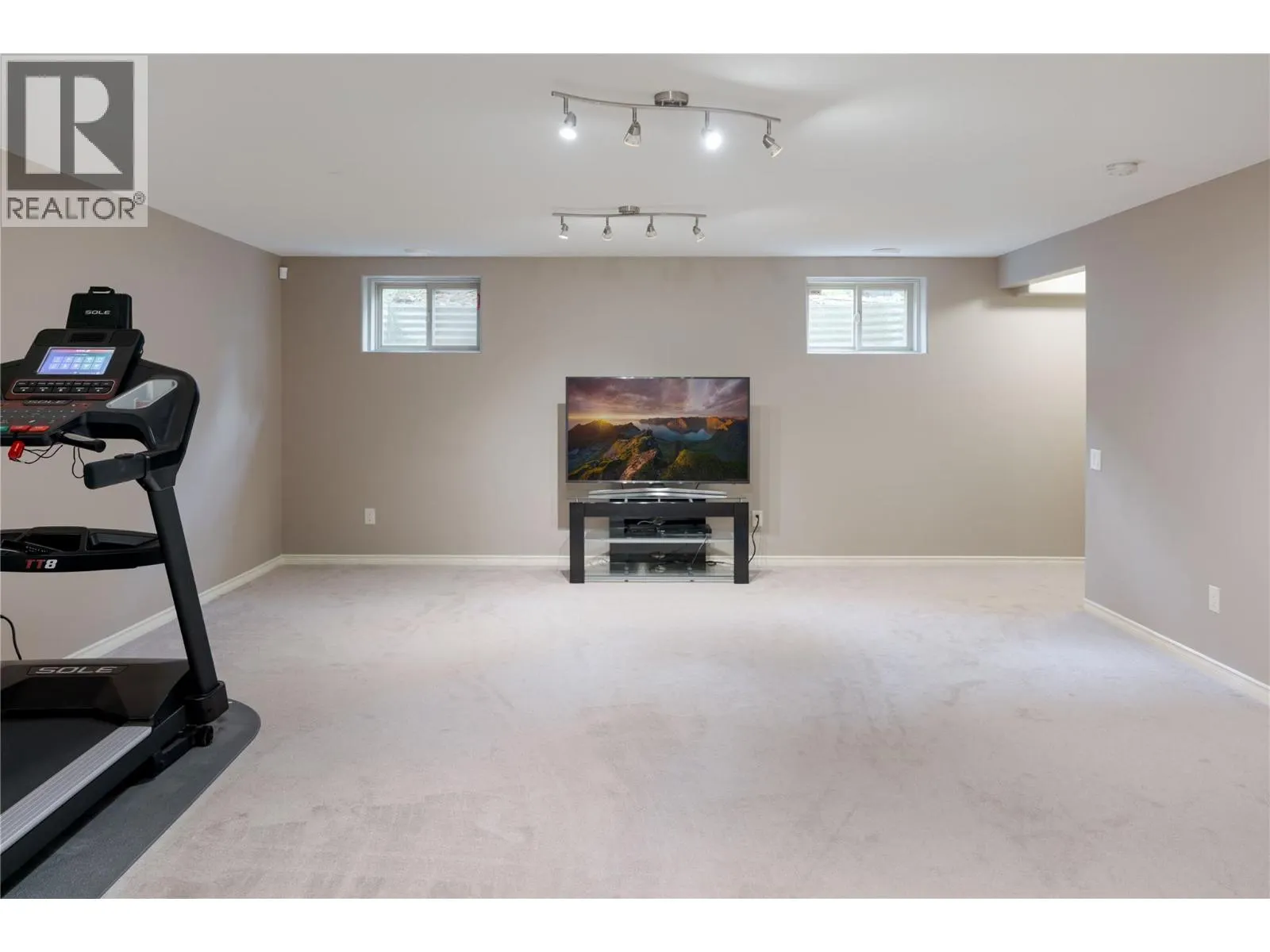 2464 SELKIRK Drive