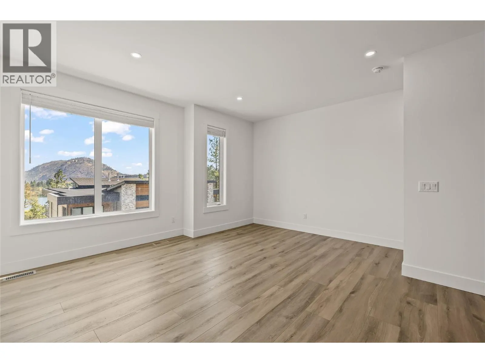 2835 Canyon Crest Drive Unit# 17