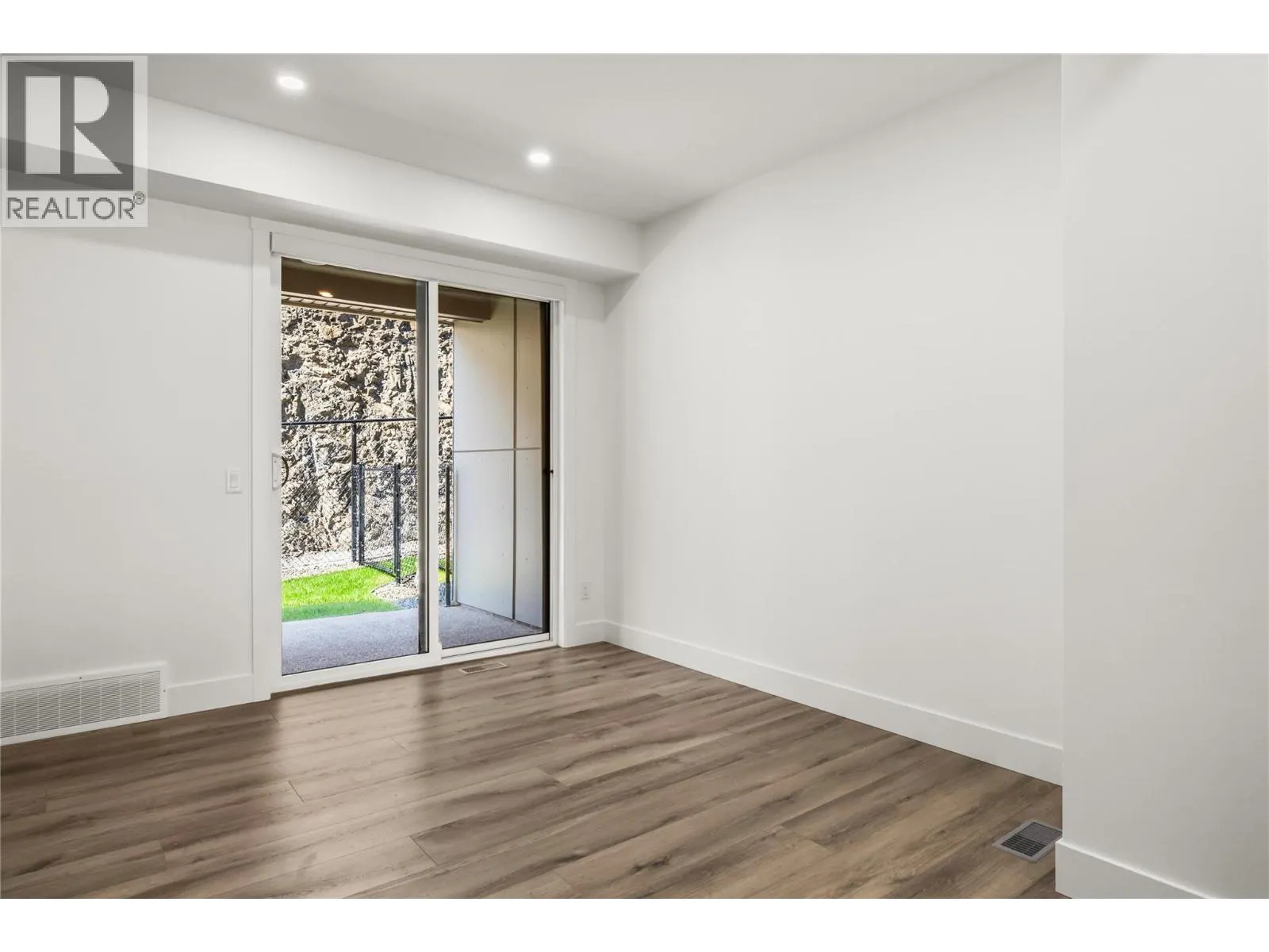 2835 Canyon Crest Drive Unit# 17