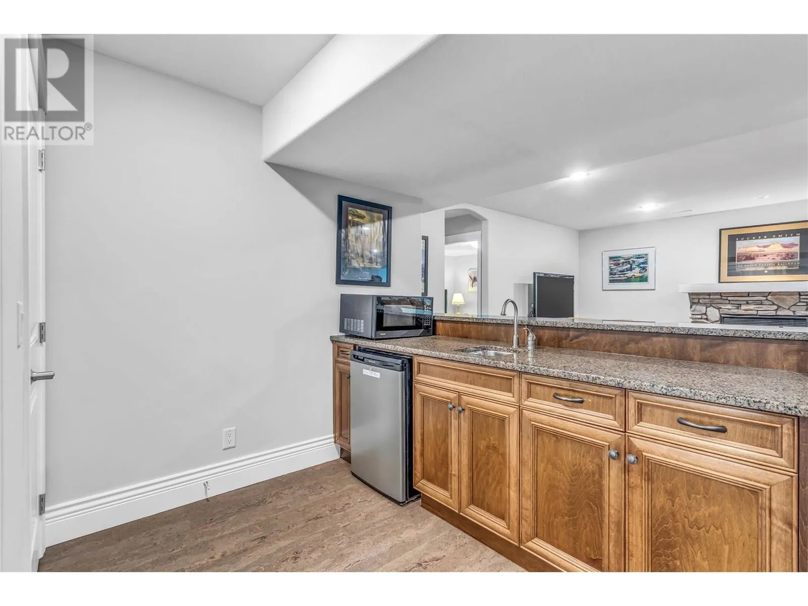 4450 GORDON Drive Unit# 105