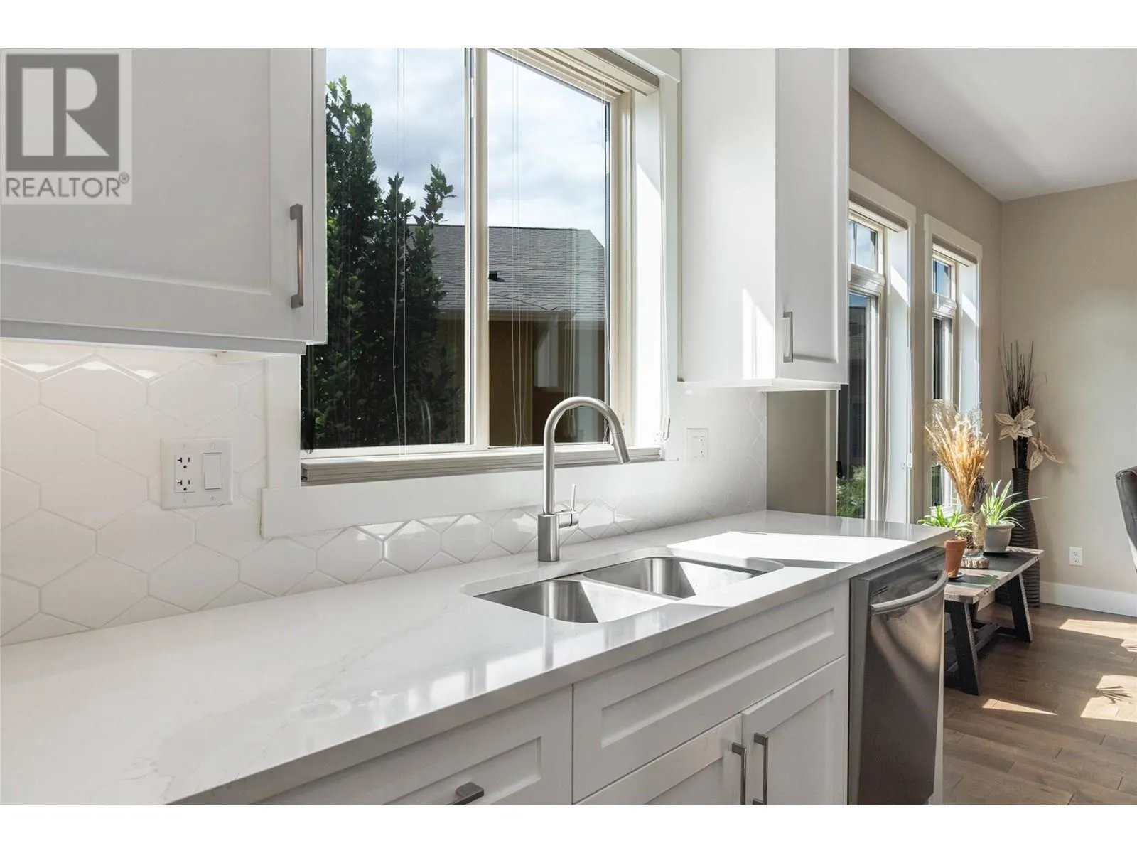 6833 MEADOWS Drive Unit# 24