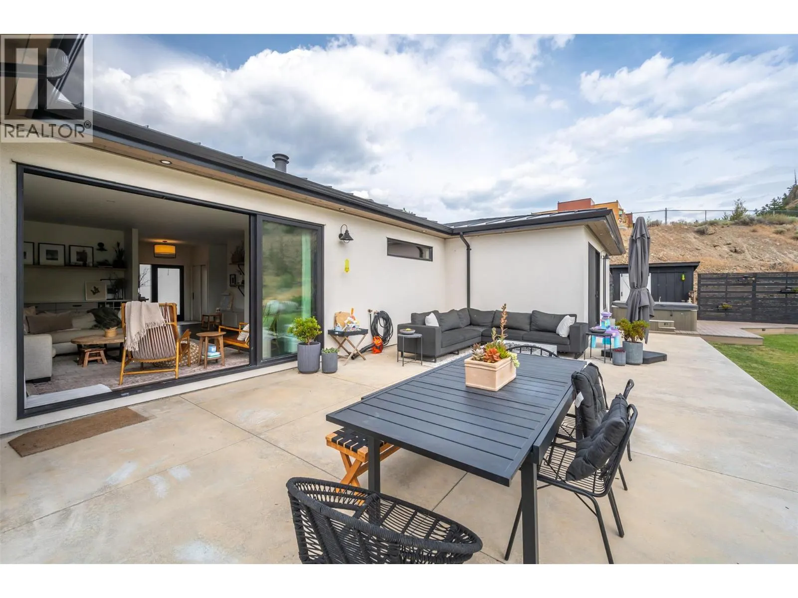 6709 VICTORIA Road Unit# 21