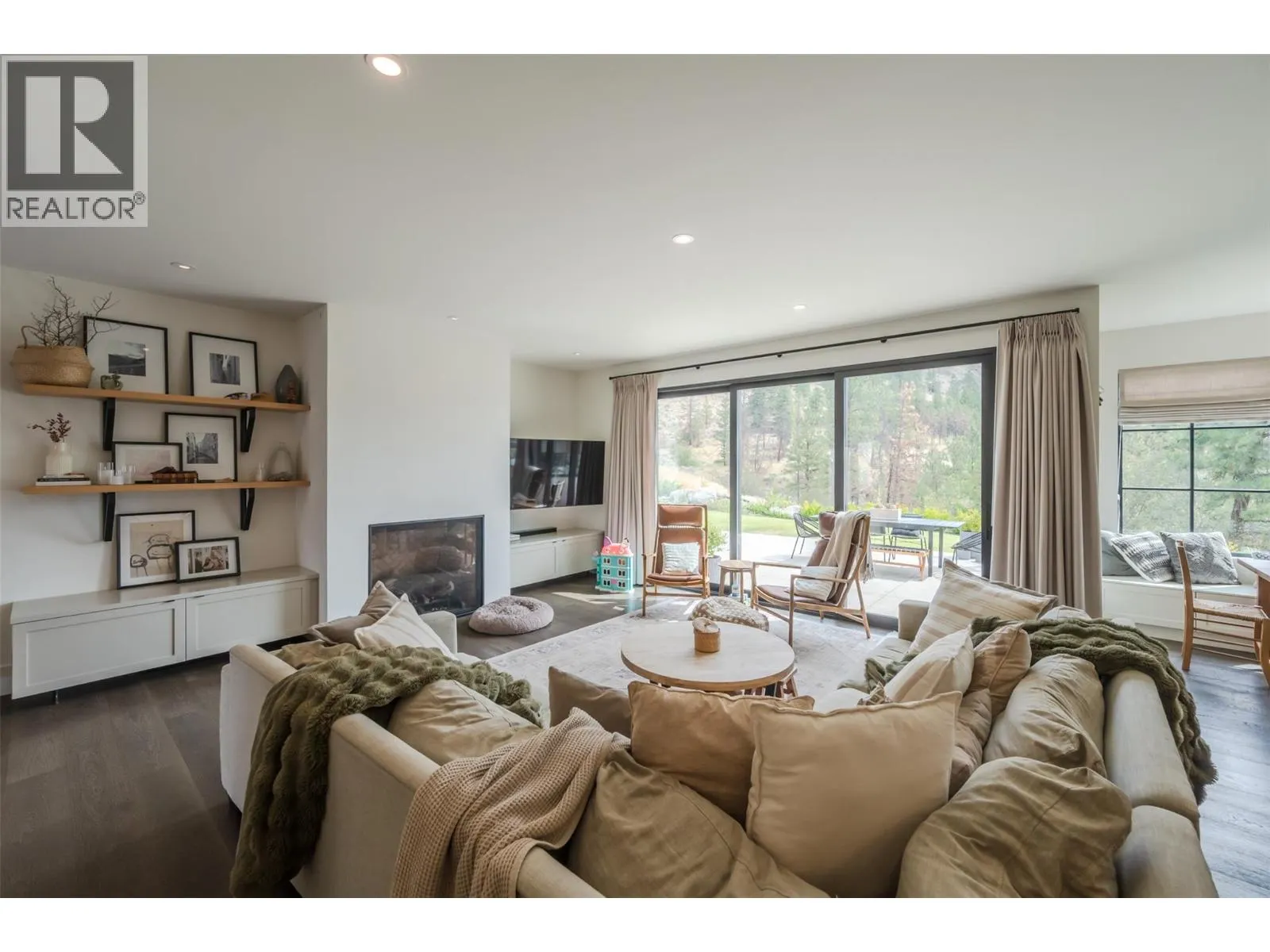 6709 VICTORIA Road Unit# 21