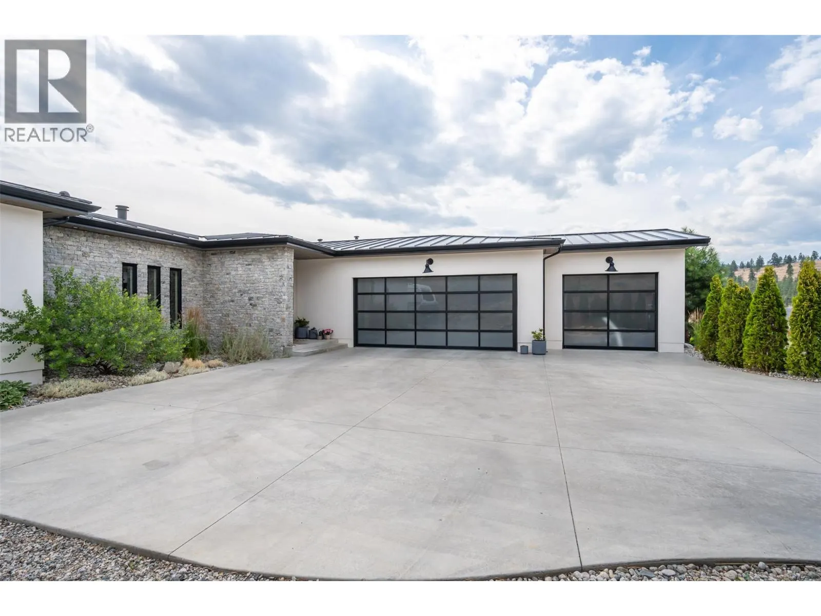 6709 VICTORIA Road Unit# 21