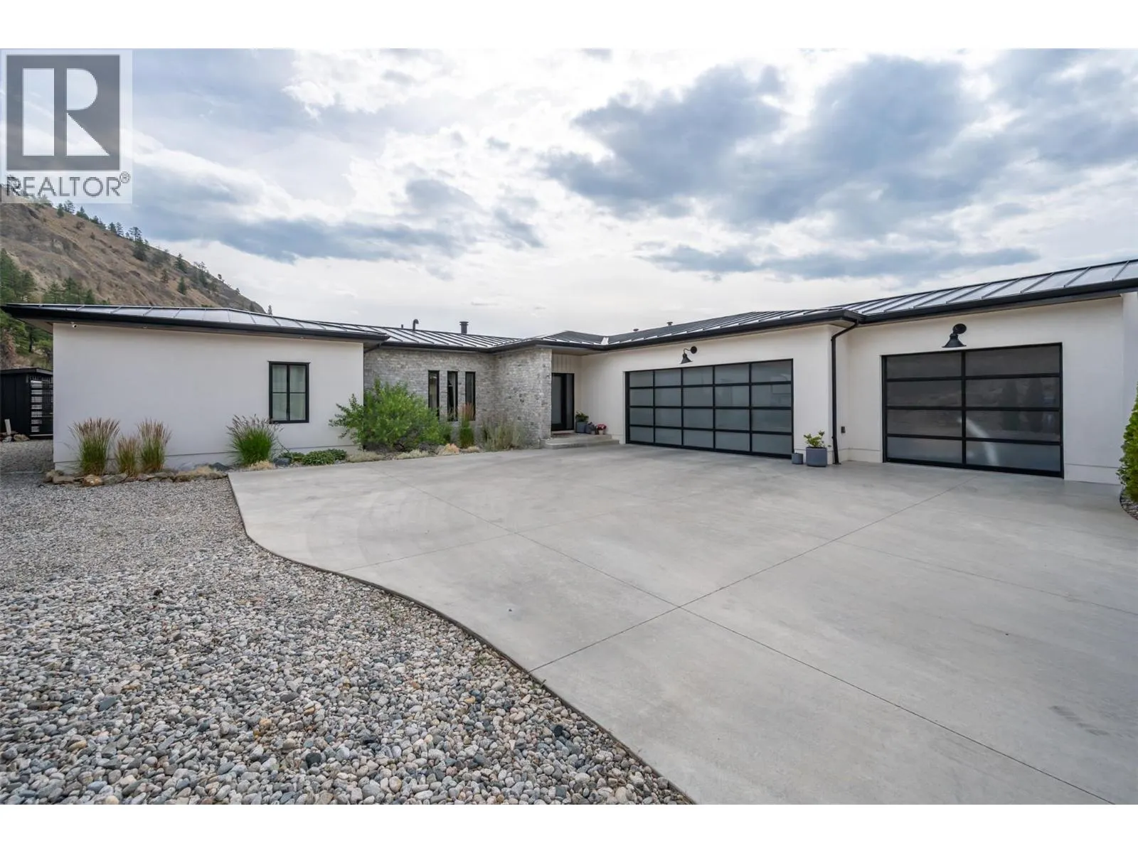 6709 VICTORIA Road Unit# 21