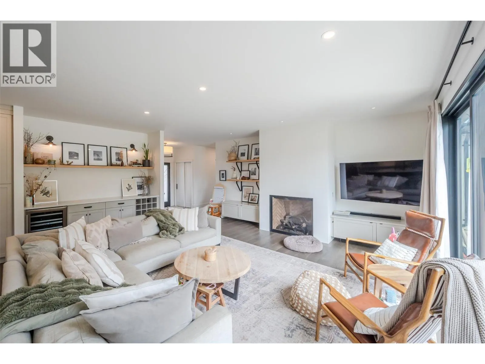 6709 VICTORIA Road Unit# 21