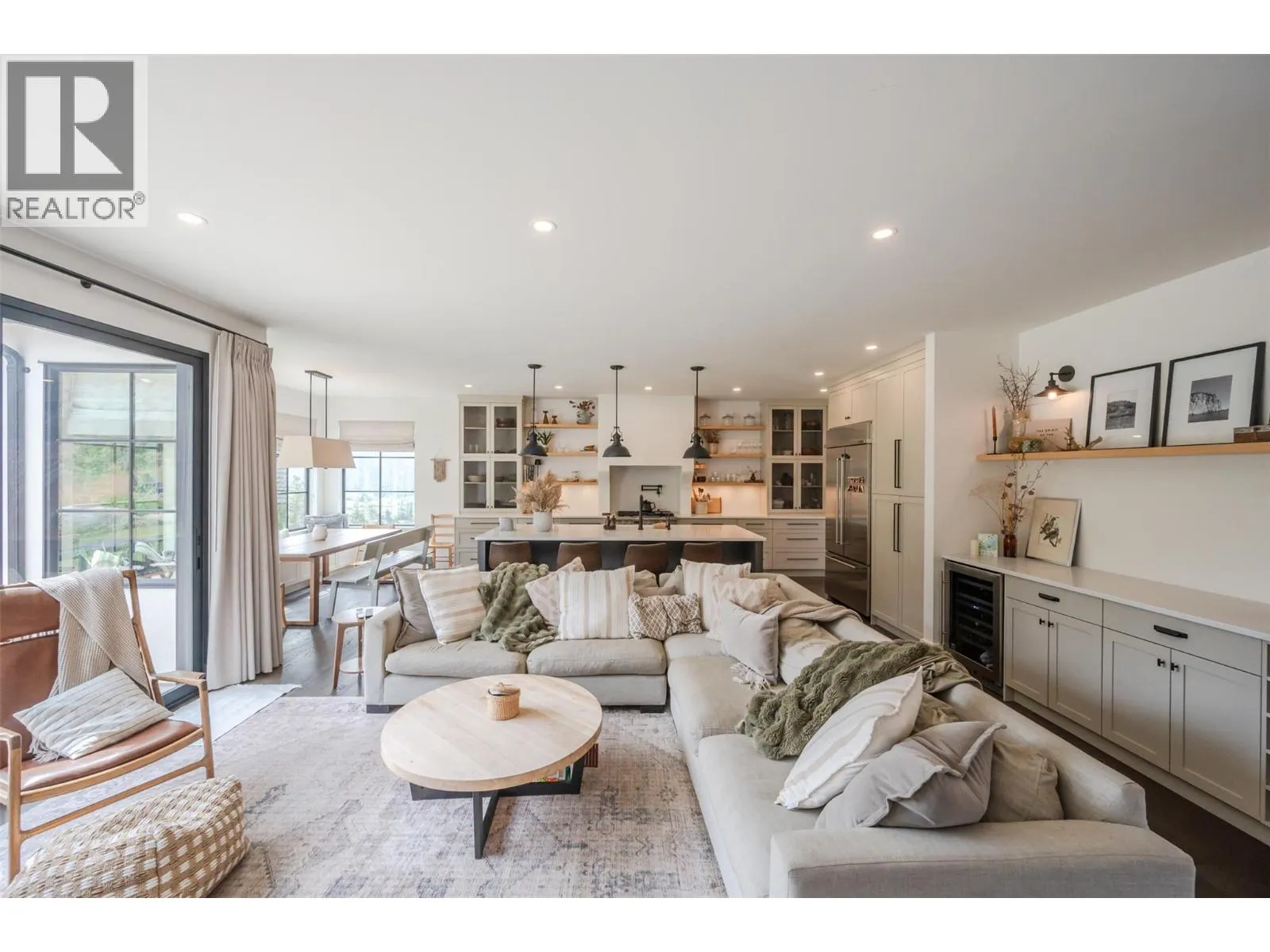 6709 VICTORIA Road Unit# 21