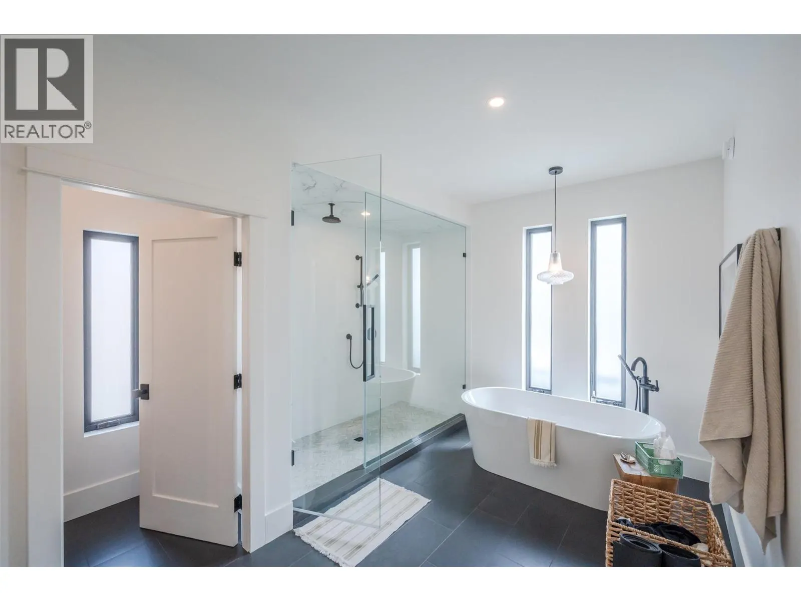 6709 VICTORIA Road Unit# 21