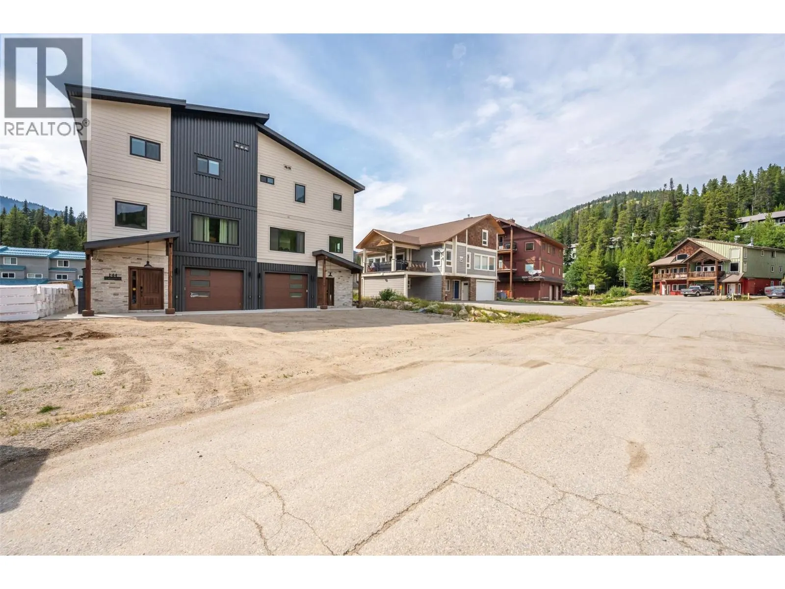 144 CLEARVIEW Crescent Unit# SL2