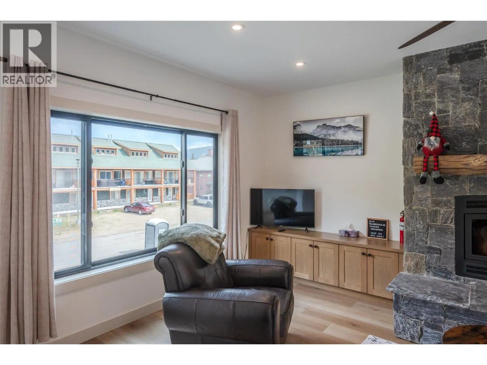 144 CLEARVIEW Crescent Unit# SL2