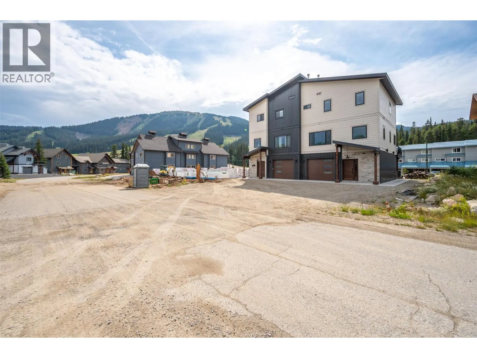 144 CLEARVIEW Crescent Unit# SL2