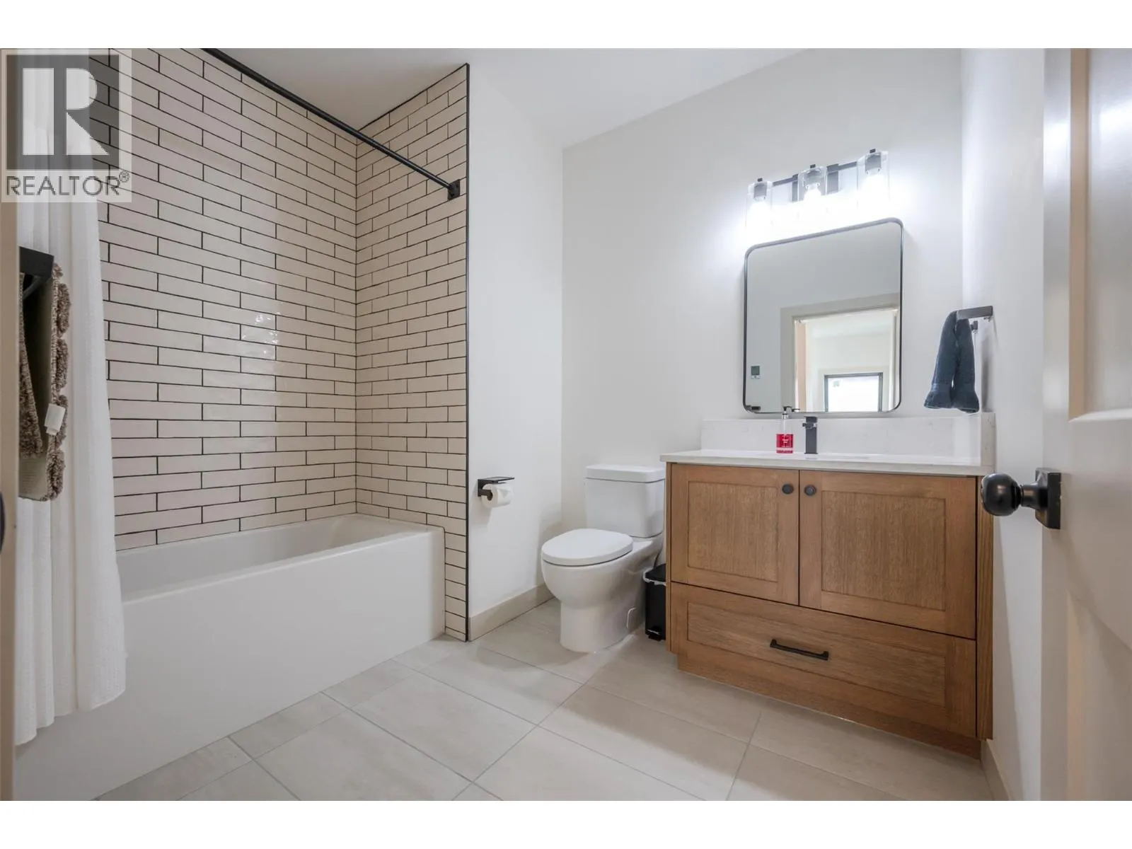 144 CLEARVIEW Crescent Unit# SL2