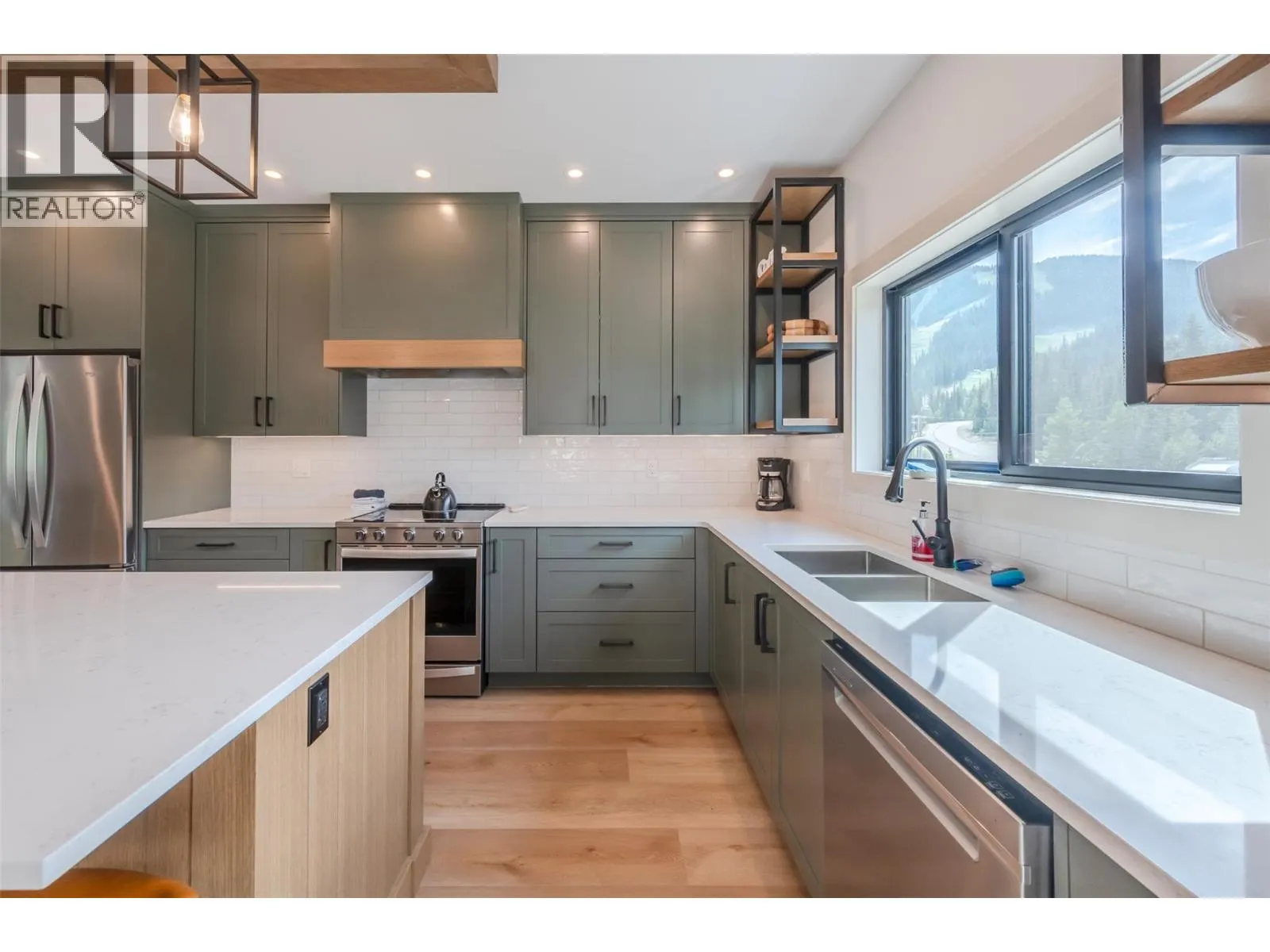 144 CLEARVIEW Crescent Unit# SL2