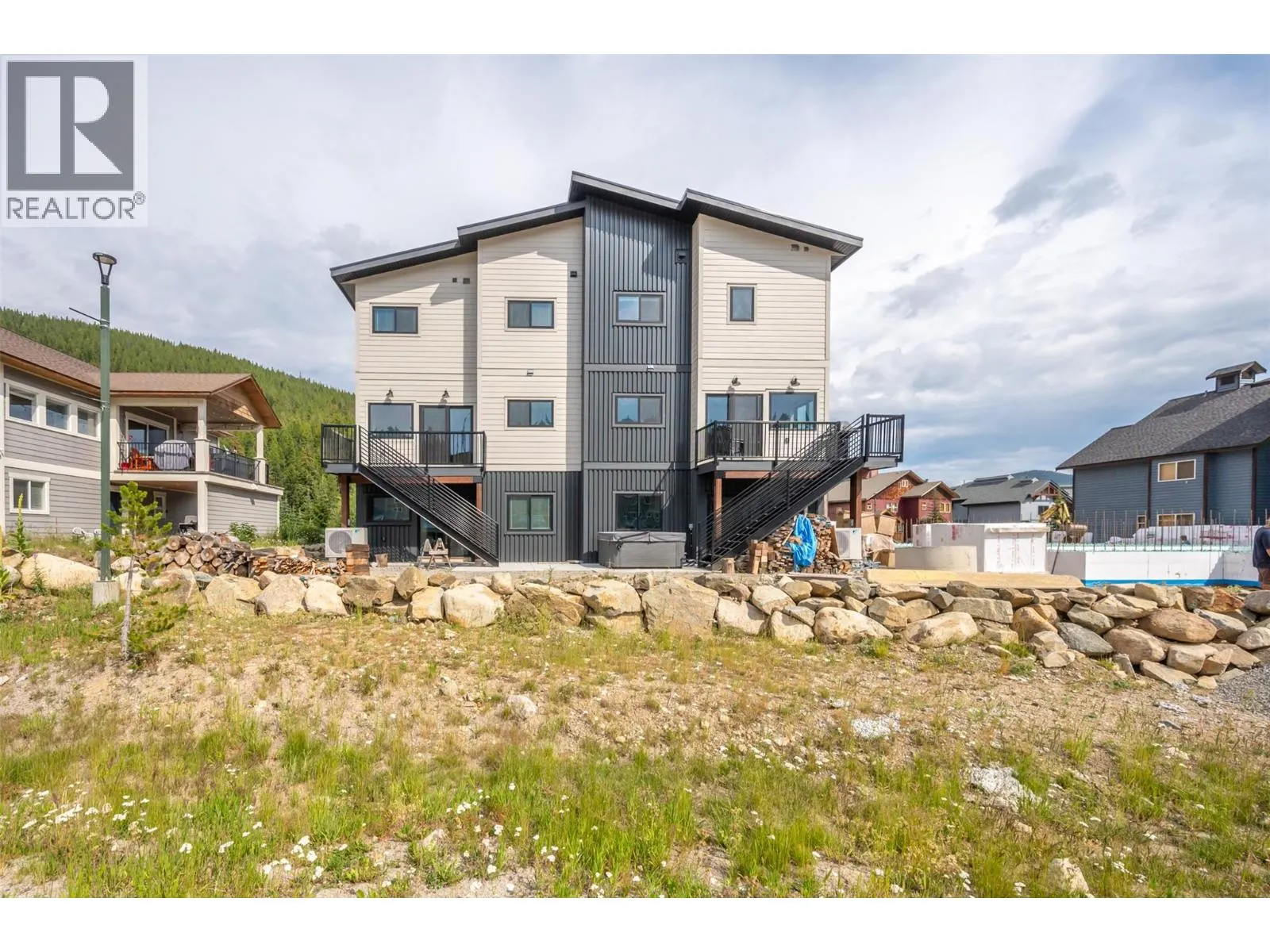 144 CLEARVIEW Crescent Unit# SL2