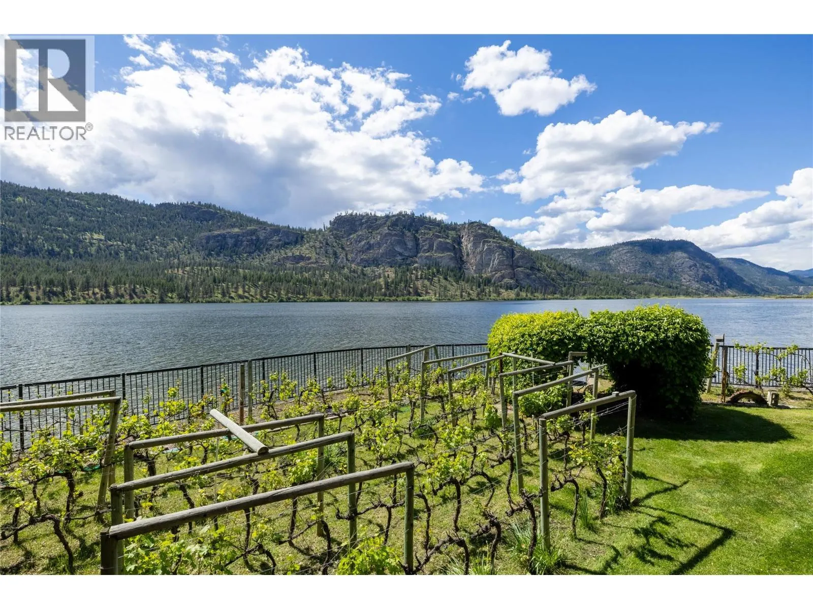3104 Vaseux Lake Crescent