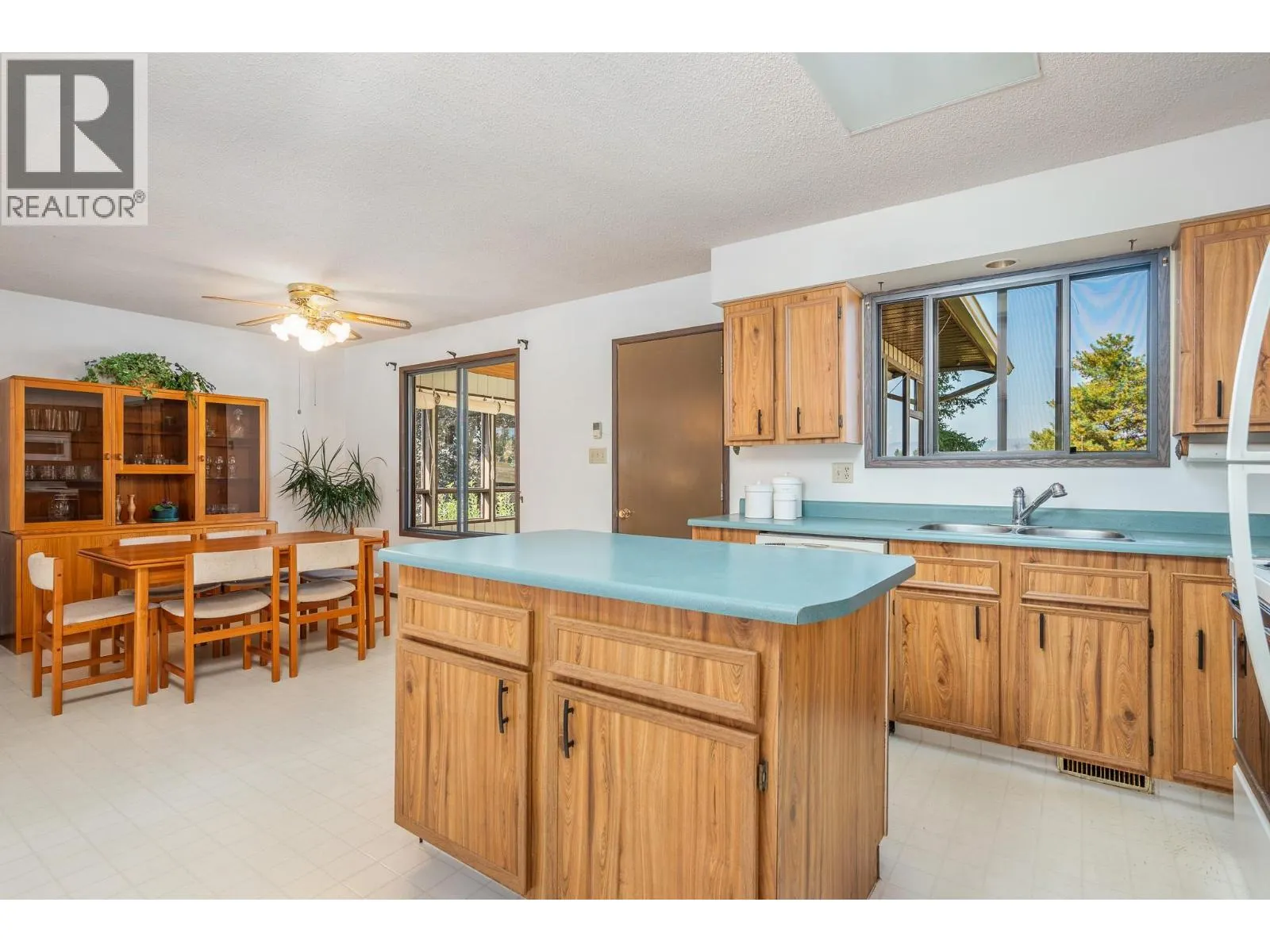 547 Robin Road
