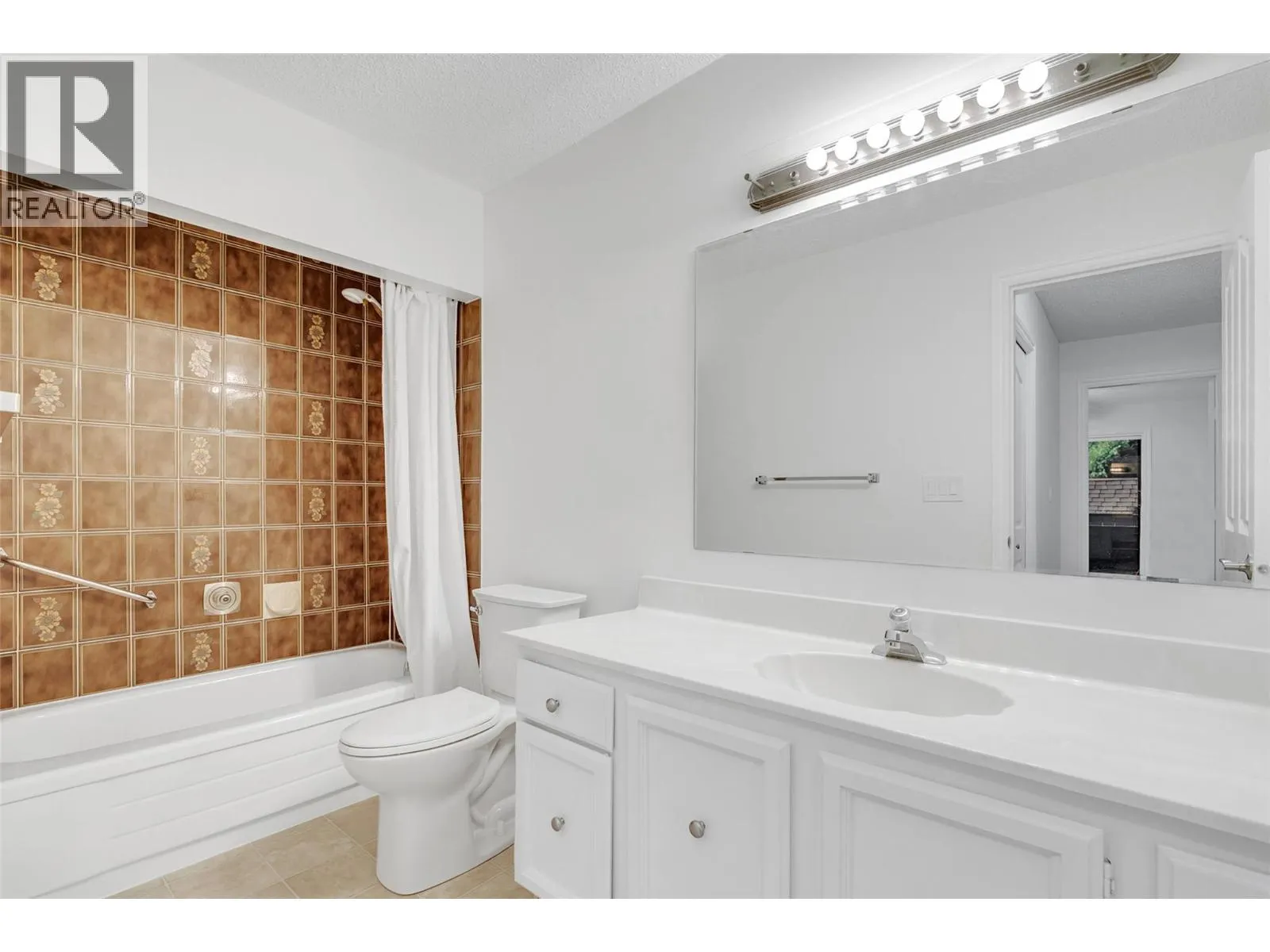 983 Bernard Avenue Unit# 206