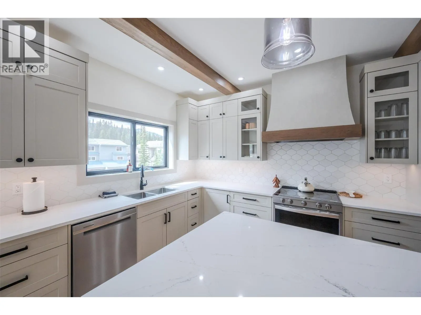 144 CLEARVIEW Crescent Unit# SL1
