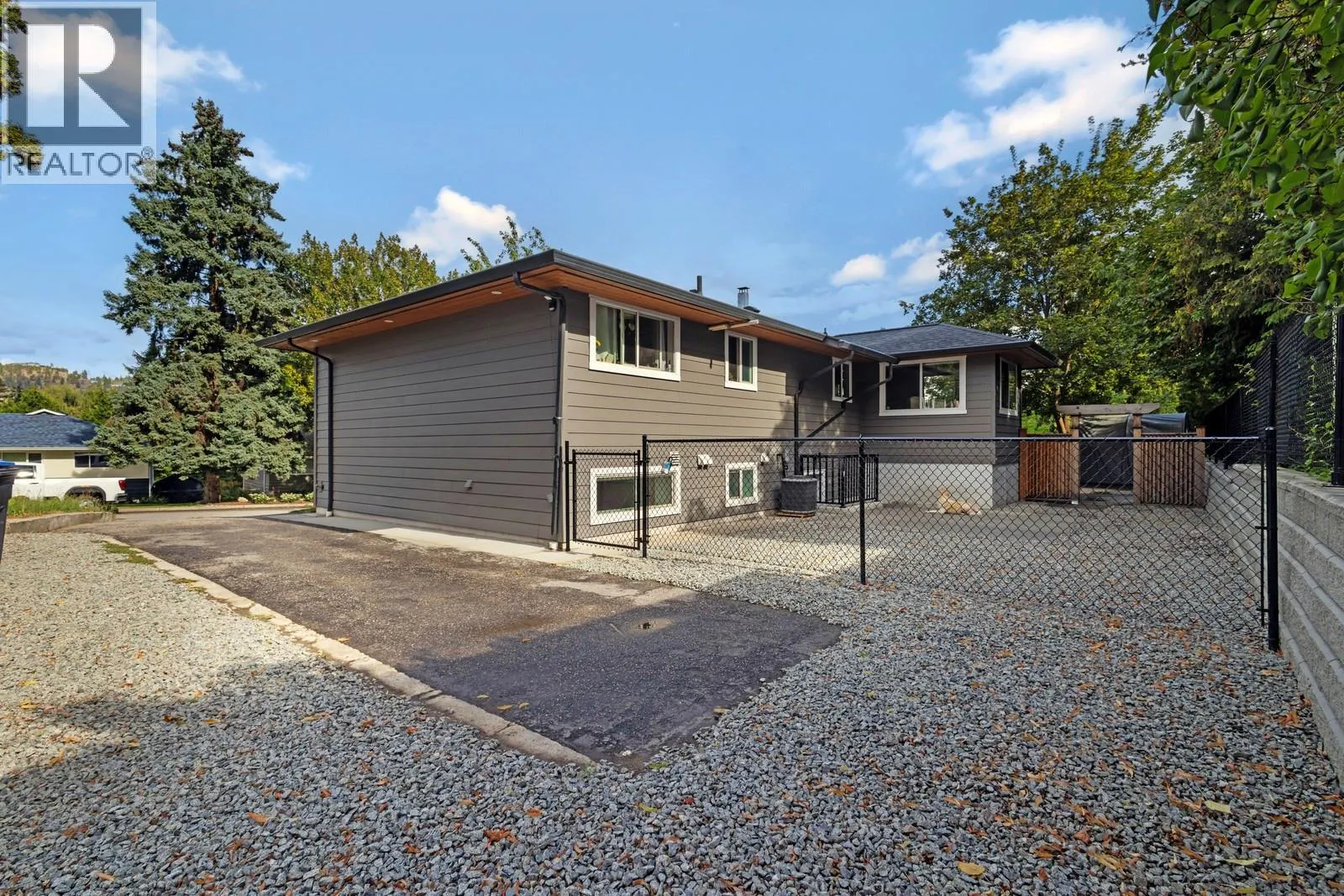 1552 Pinehurst Crescent