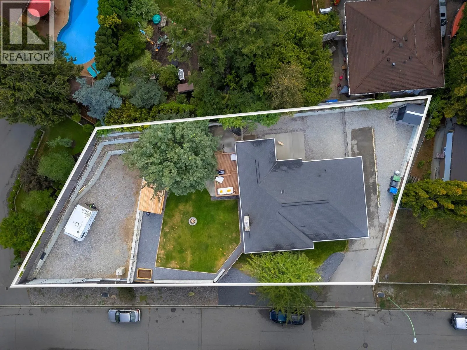 1552 Pinehurst Crescent