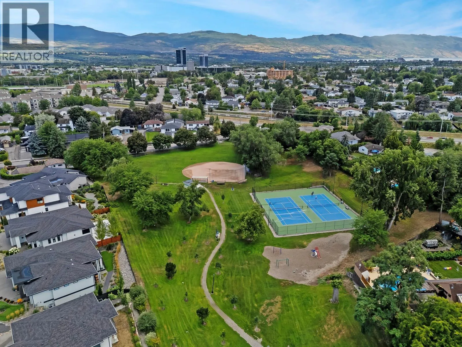 1552 Pinehurst Crescent