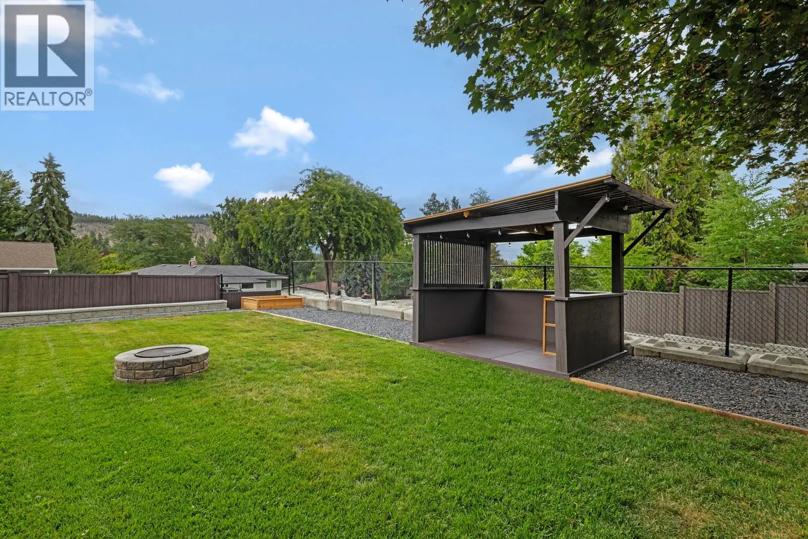 1552 Pinehurst Crescent