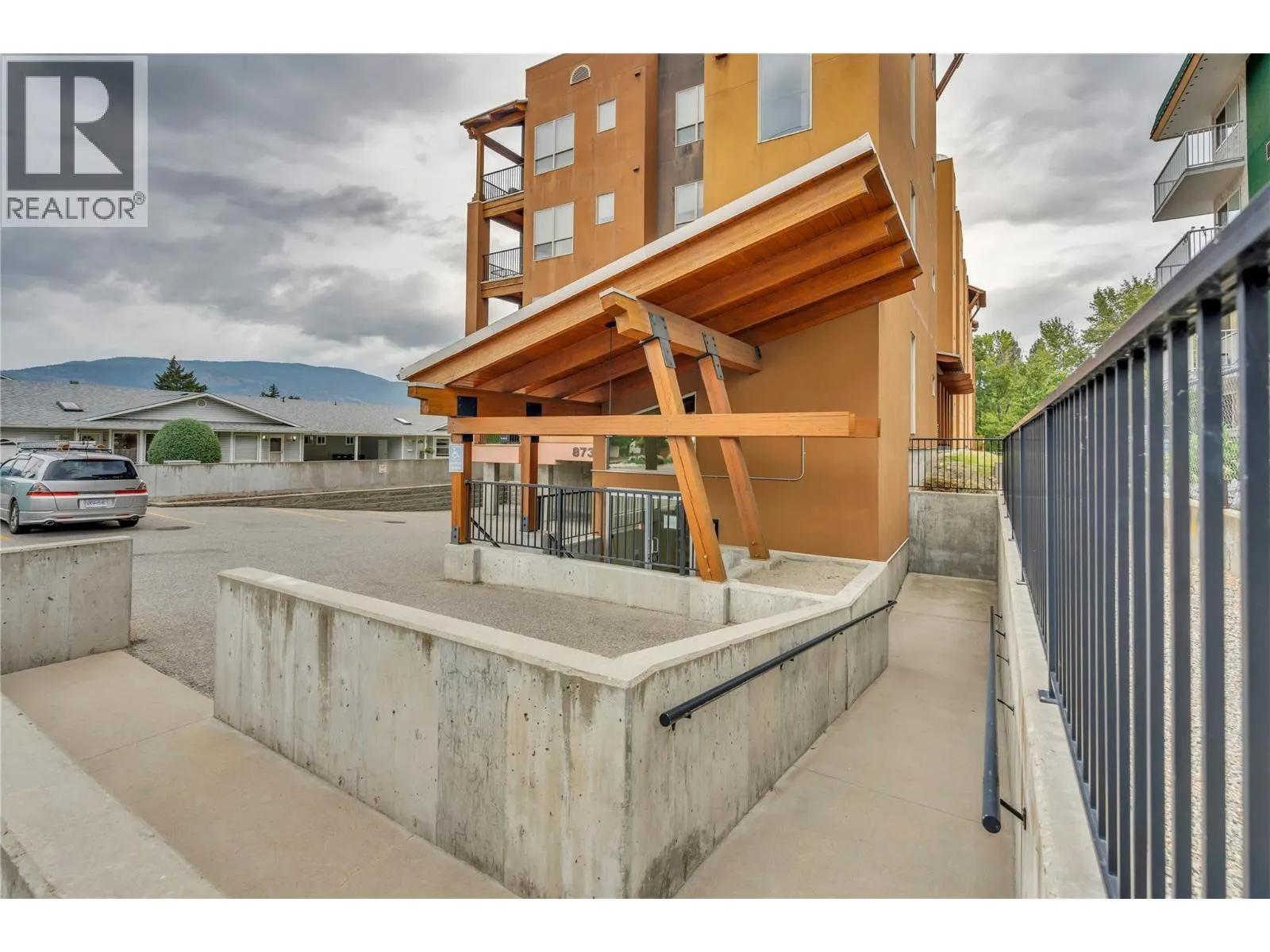873 FORESTBROOK Drive Unit# 402