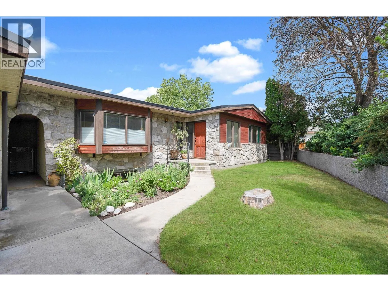 1590 Willow Crescent