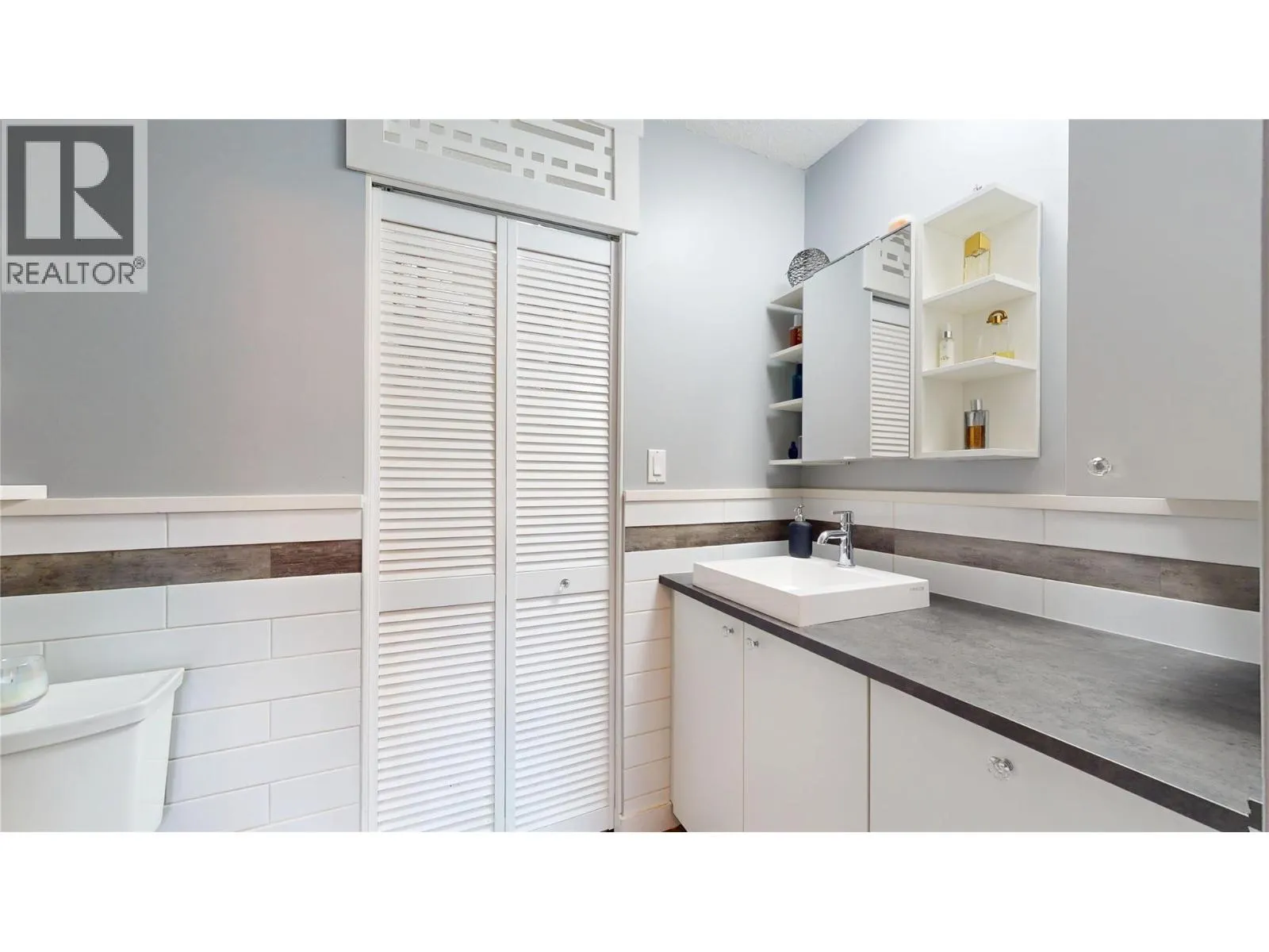 240 McIntosh Road Unit# 211