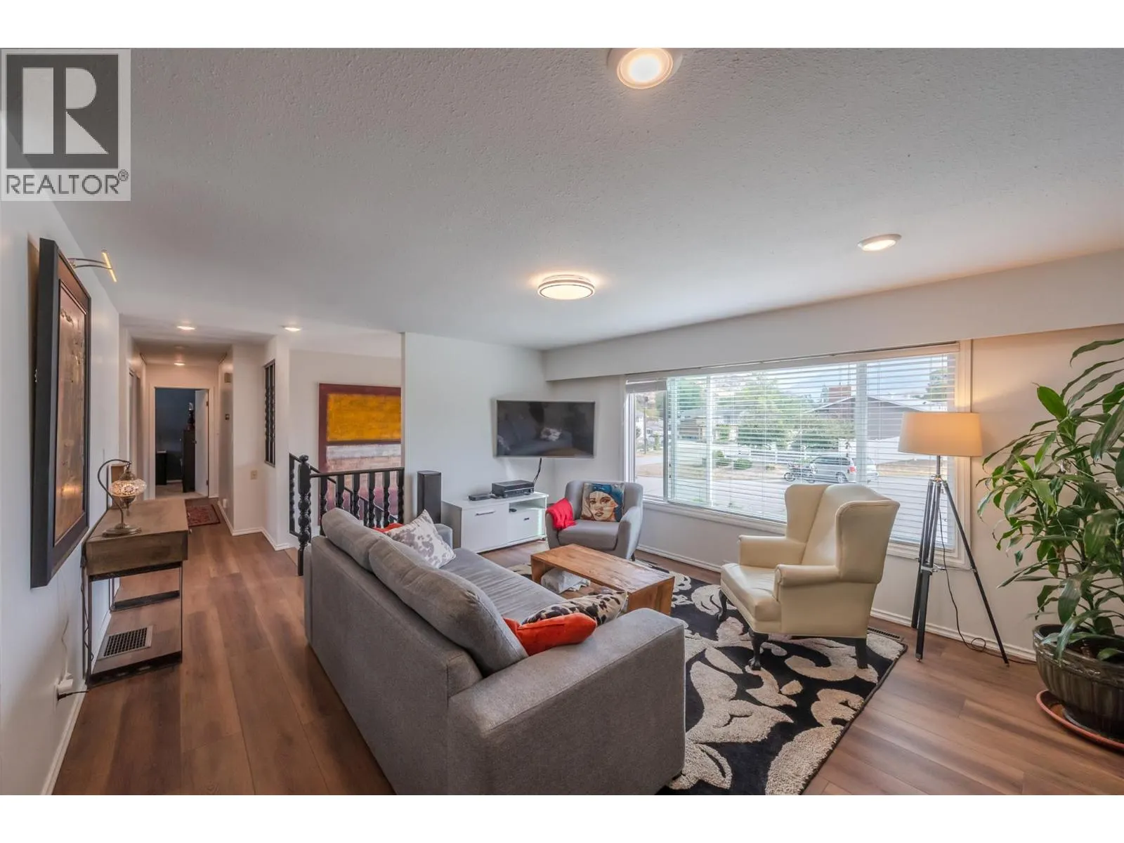 6142 Eveningstar Close