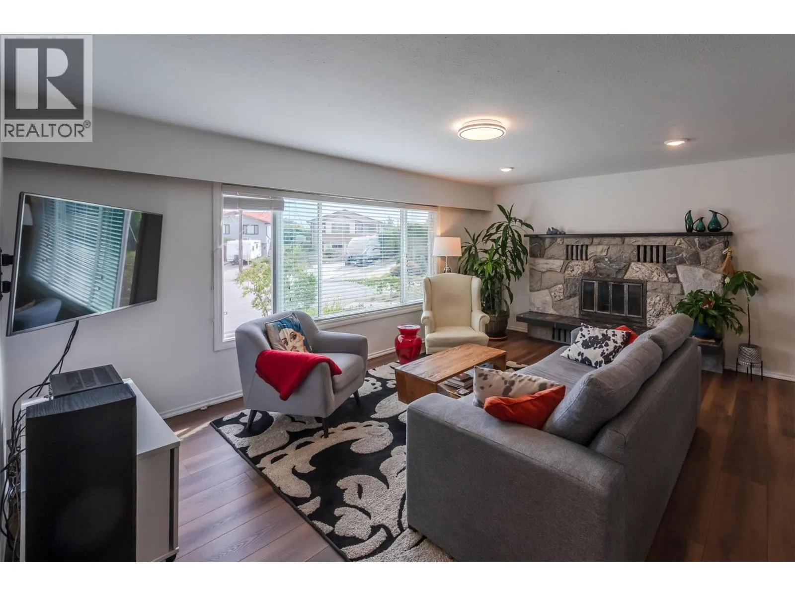 6142 Eveningstar Close