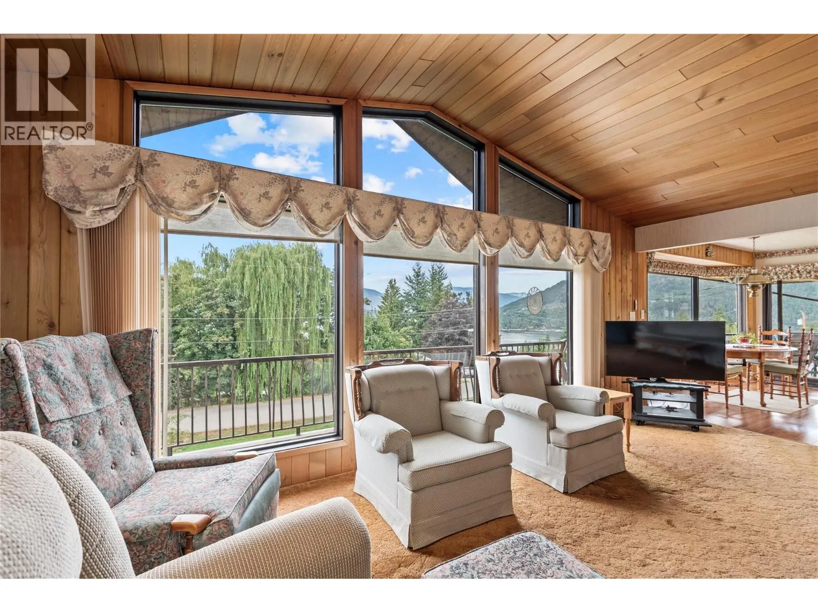 2264 Lakeview Drive