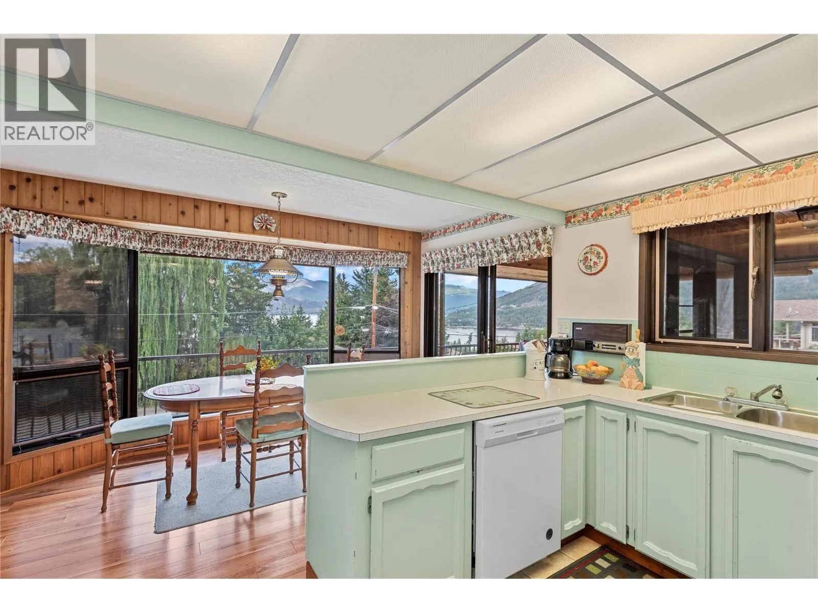 2264 Lakeview Drive