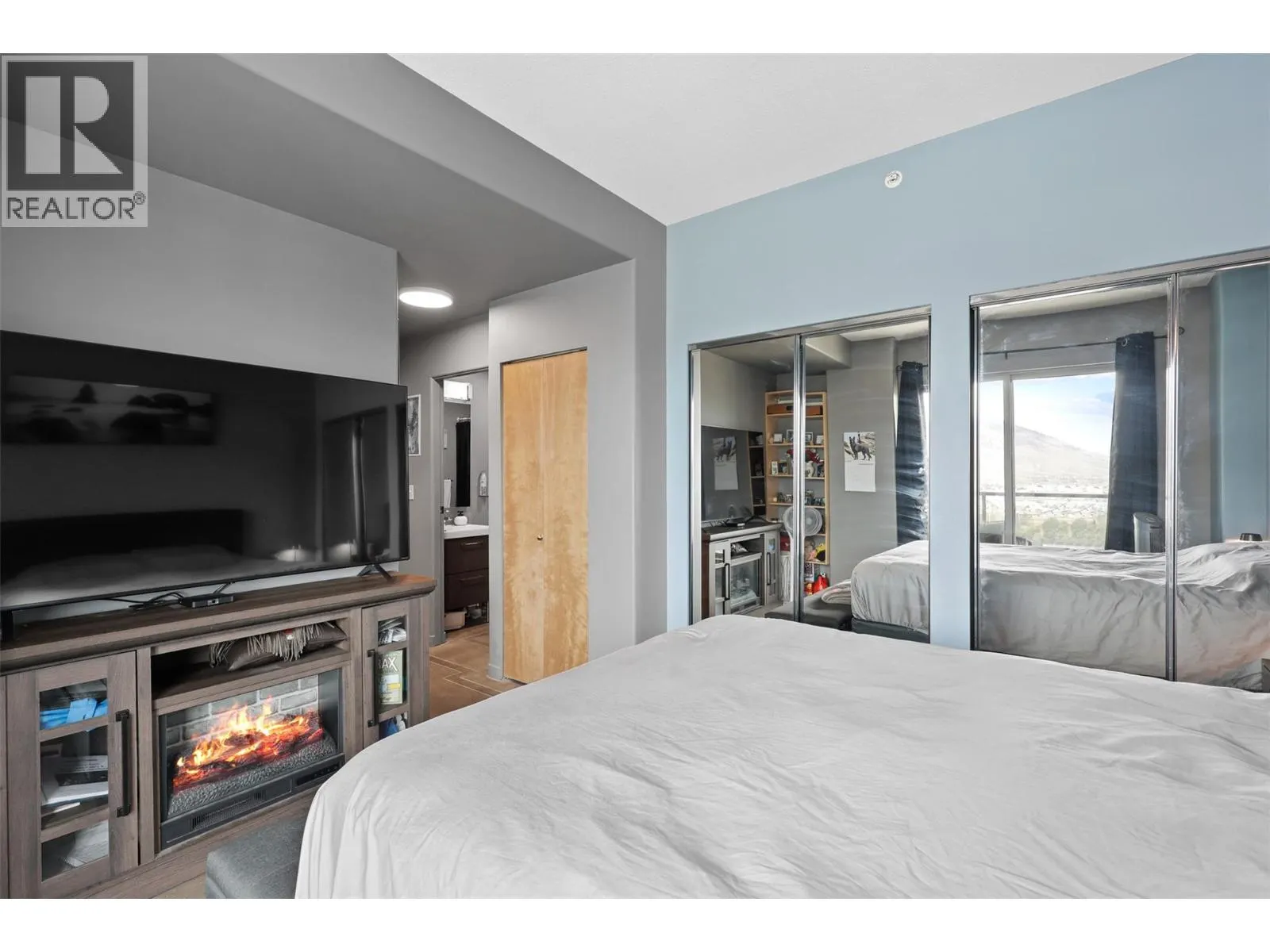 619 Victoria Street Unit# 902