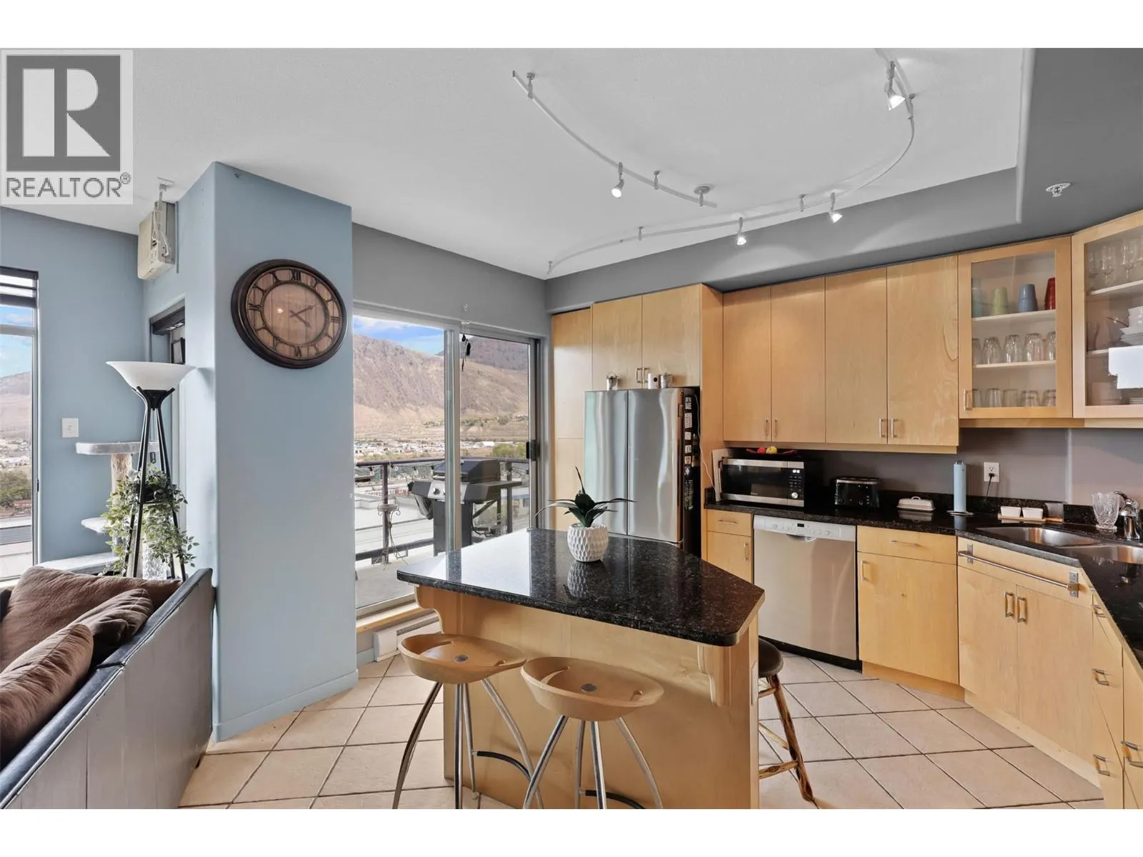 619 Victoria Street Unit# 902