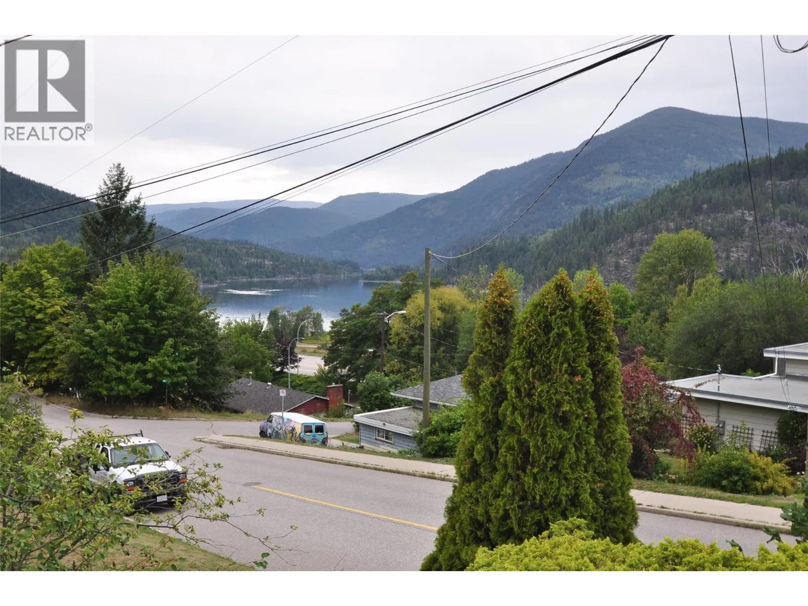 601 Lakeview Crescent