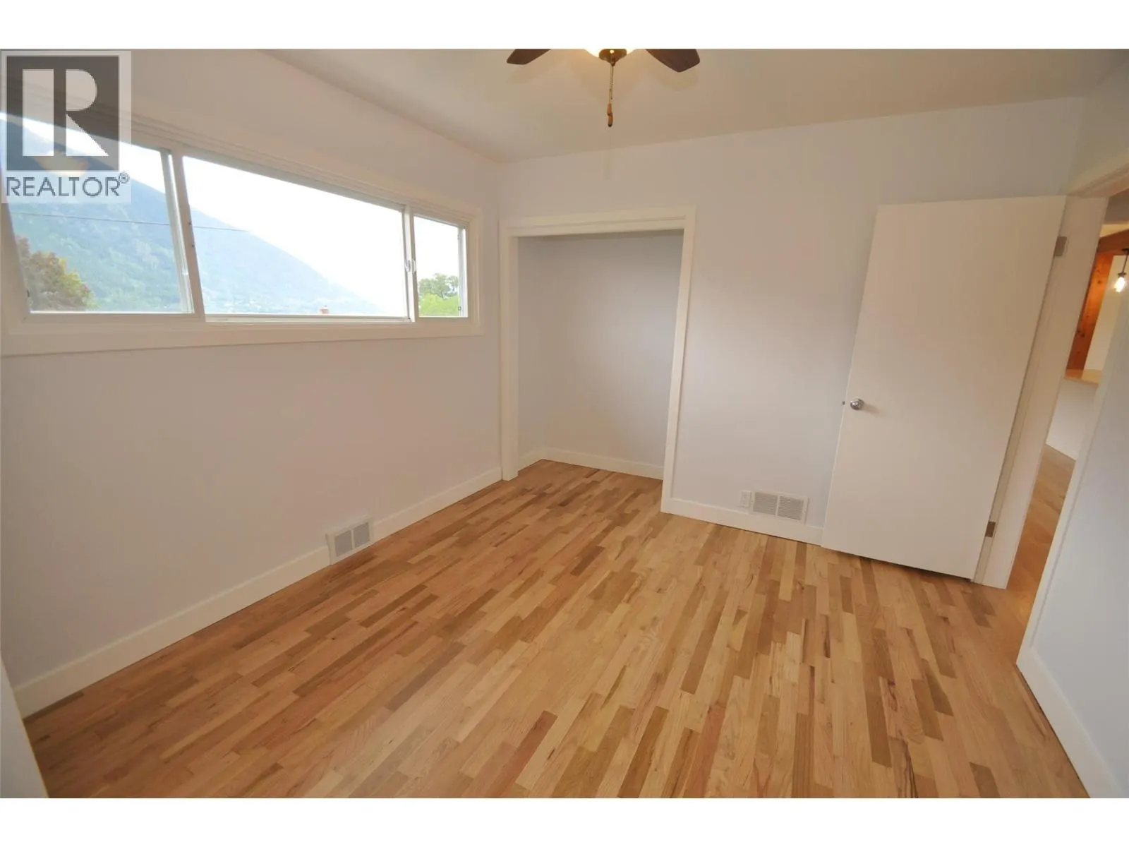 601 Lakeview Crescent