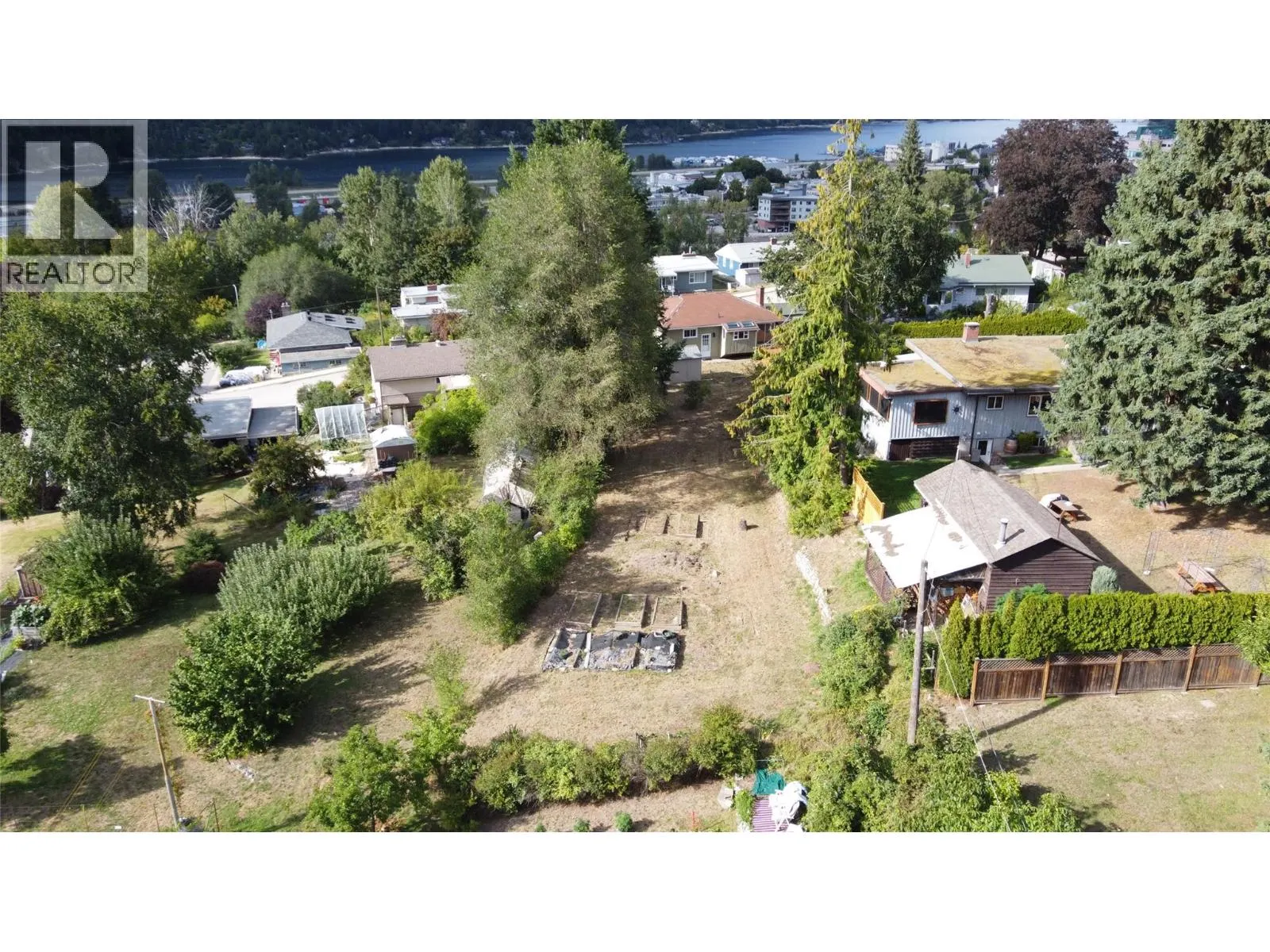 601 Lakeview Crescent