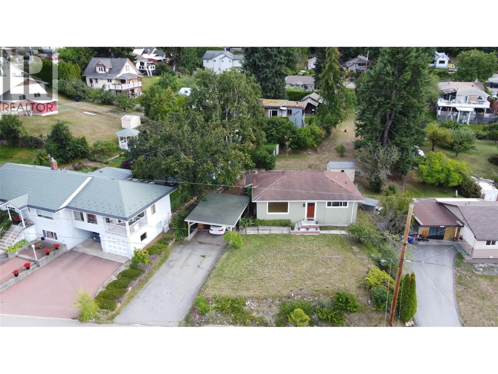 601 Lakeview Crescent