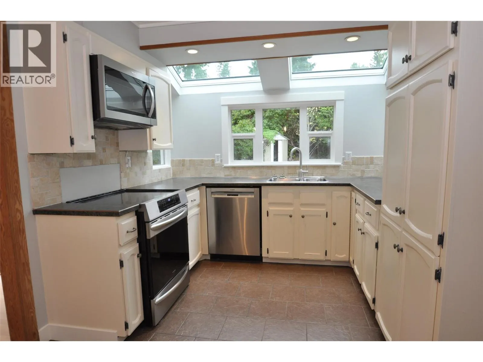 601 Lakeview Crescent