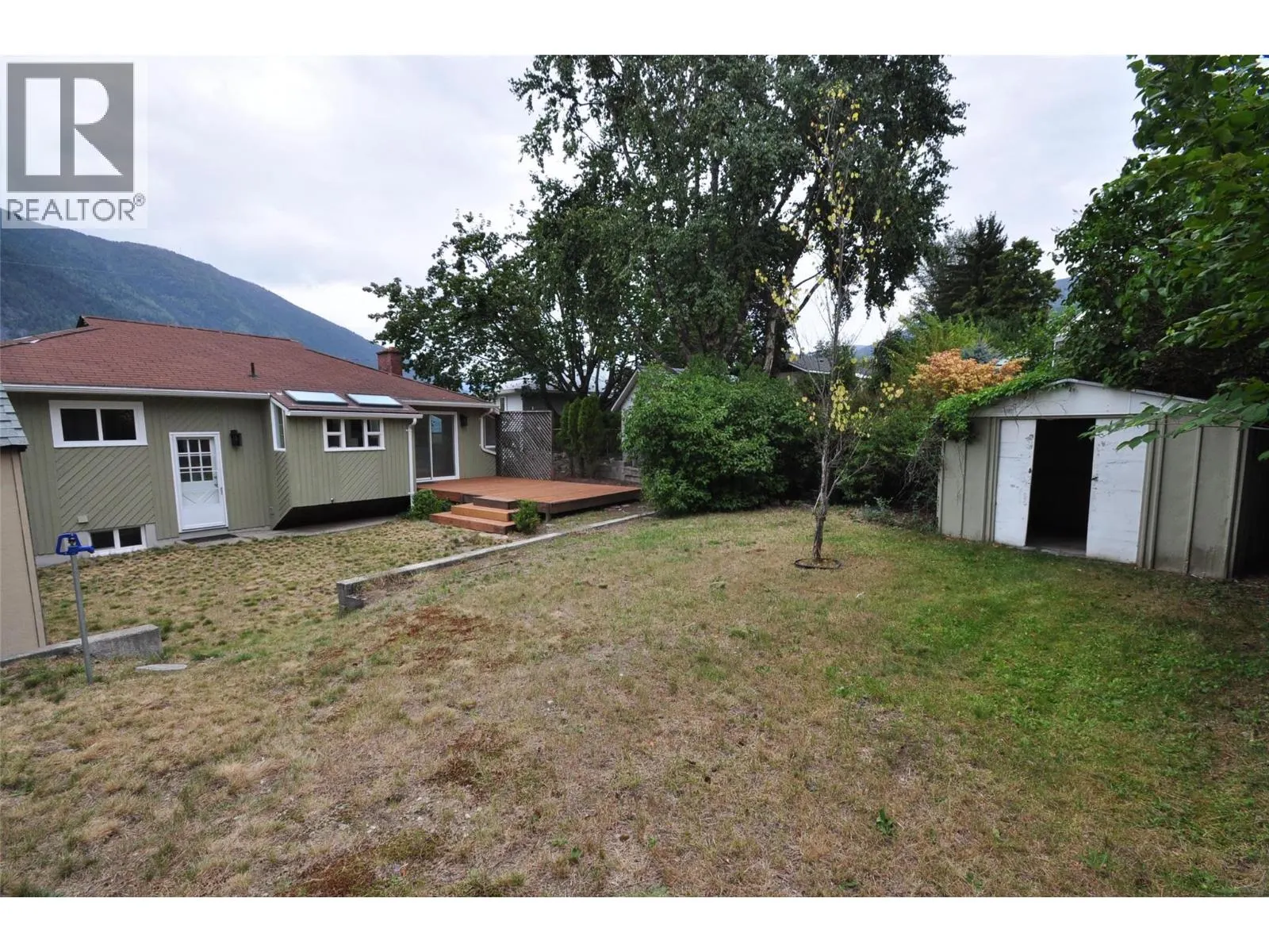 601 Lakeview Crescent