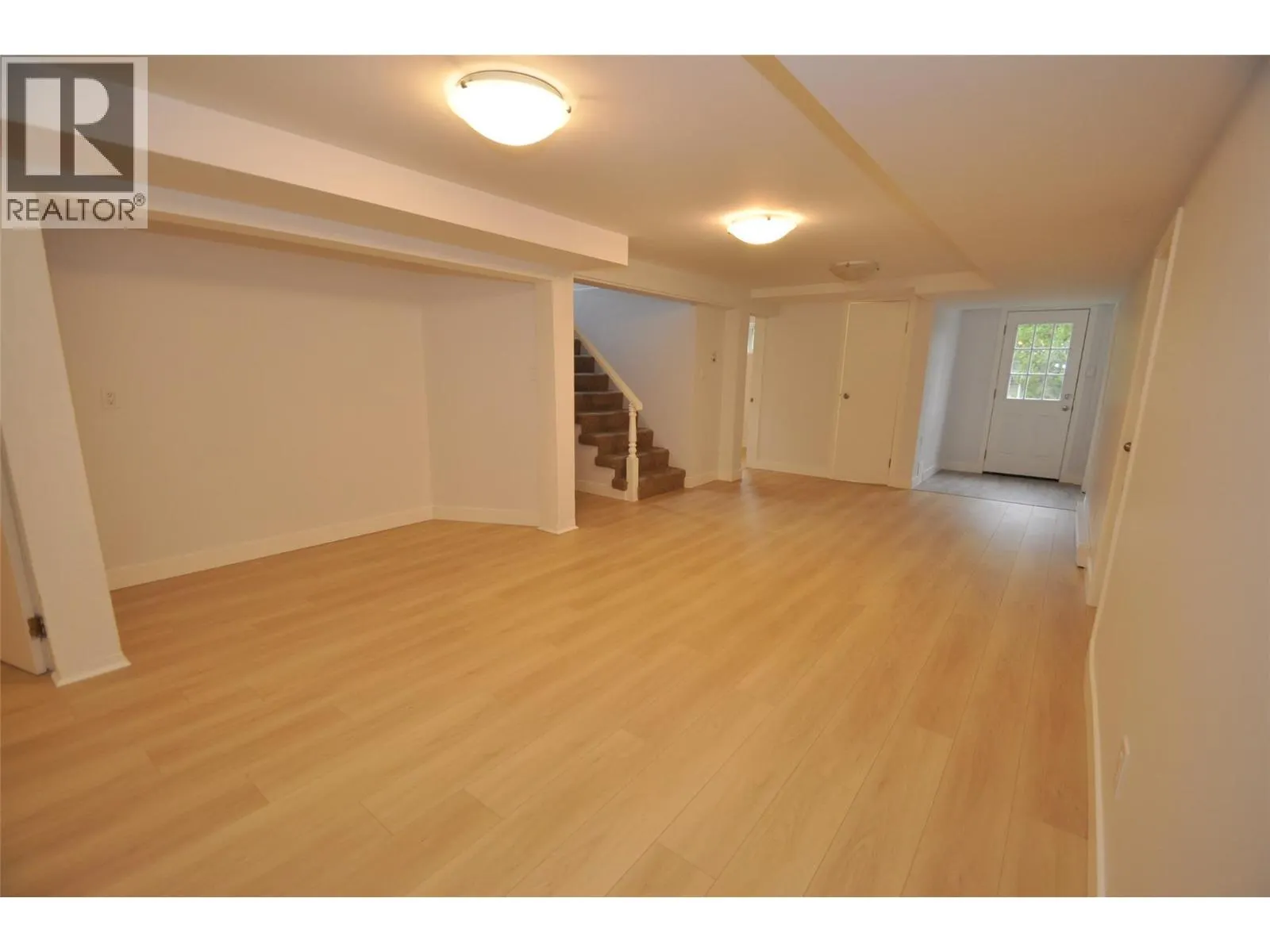 601 Lakeview Crescent