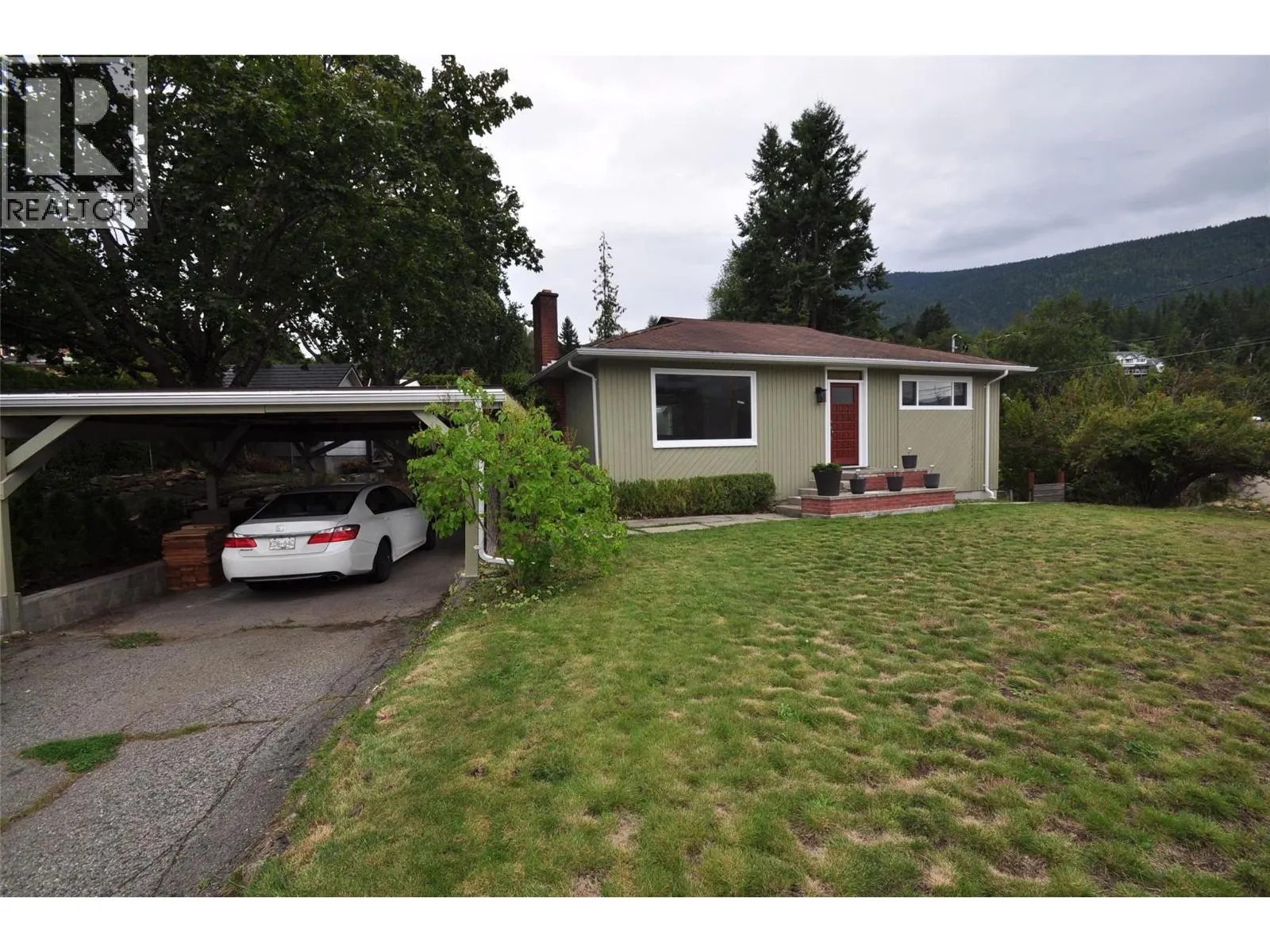 601 Lakeview Crescent