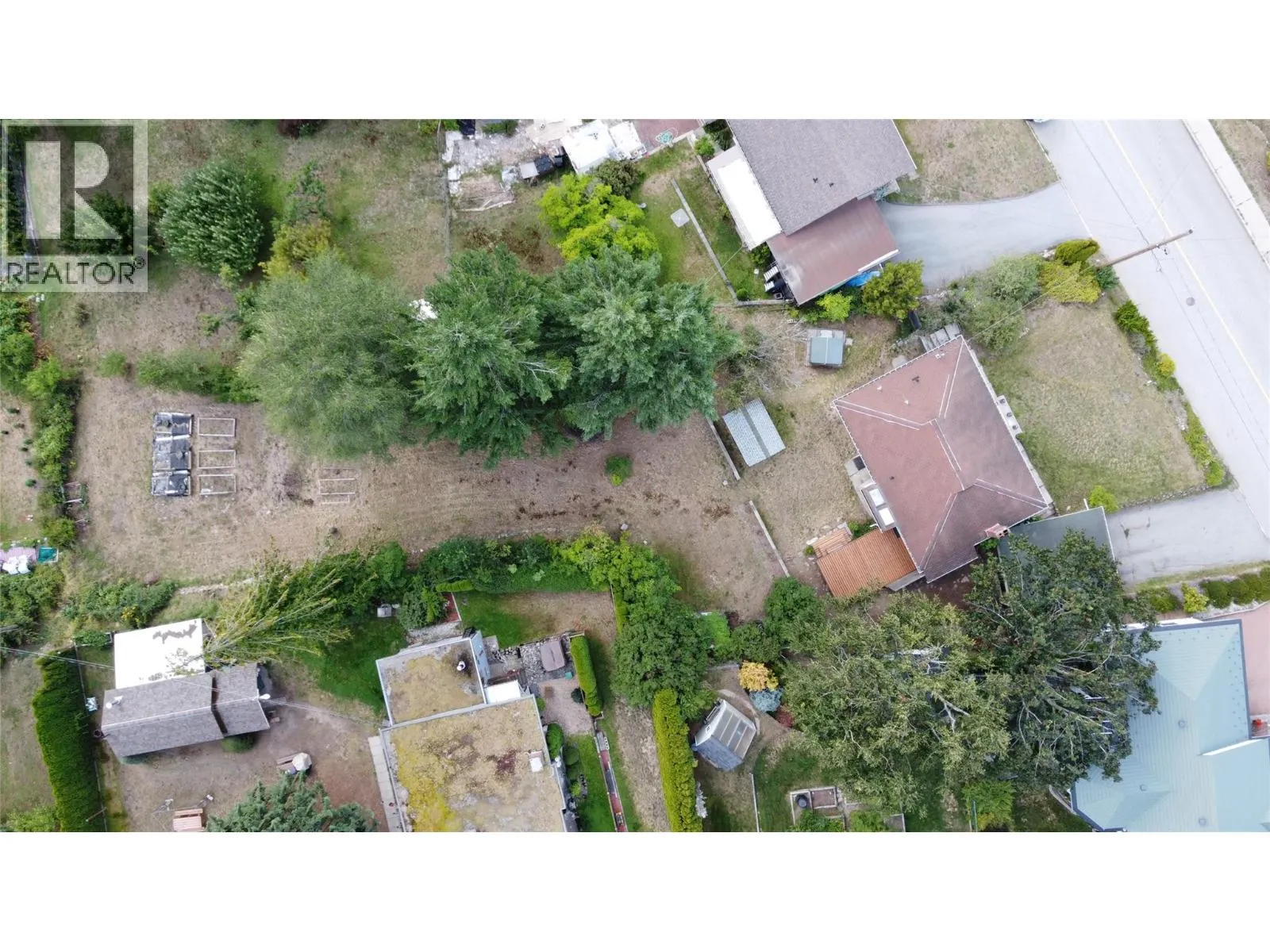 601 Lakeview Crescent