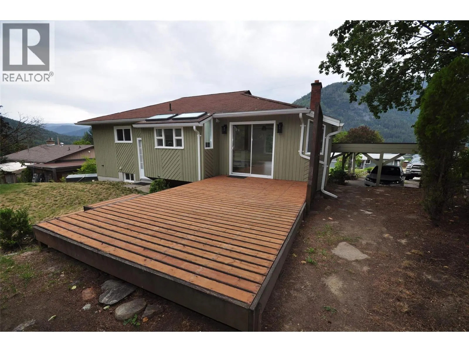 601 Lakeview Crescent