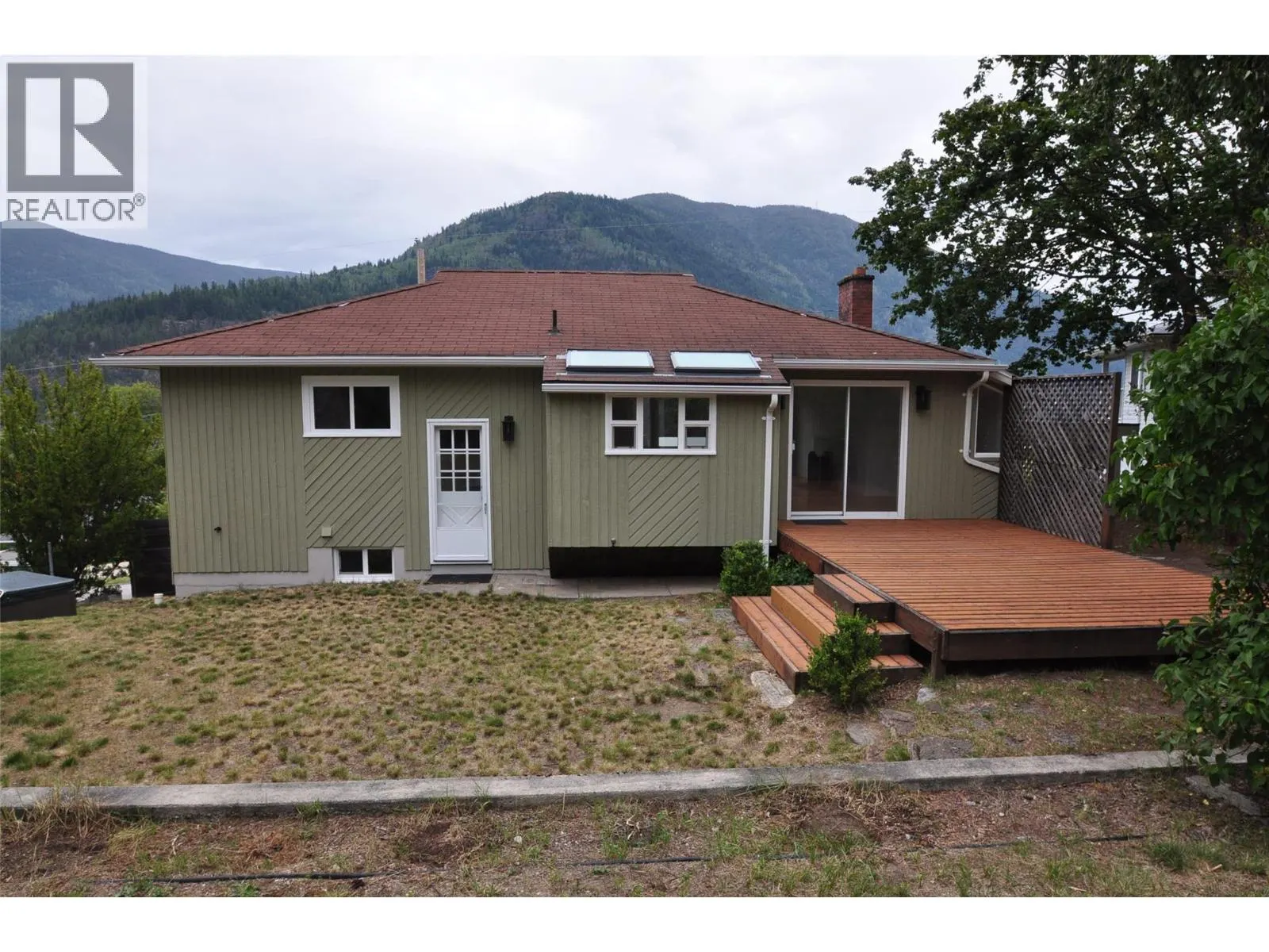 601 Lakeview Crescent