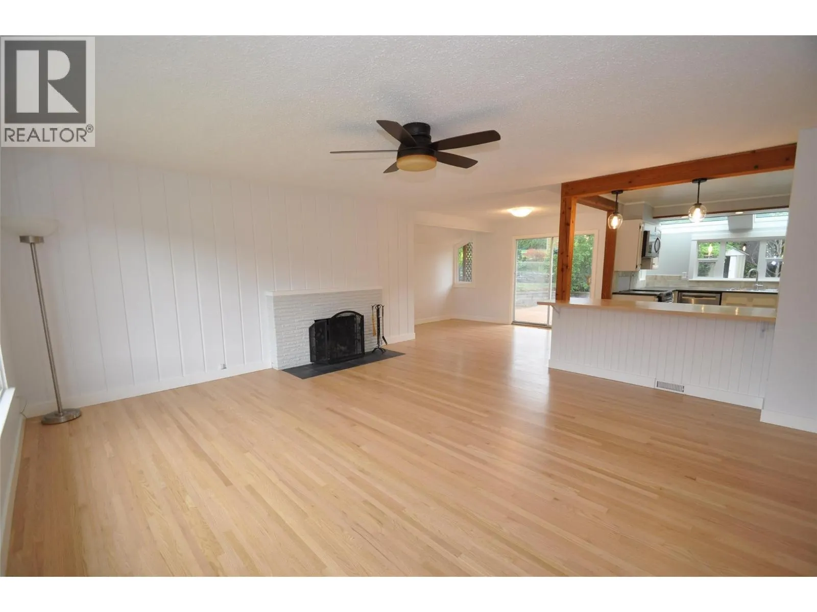 601 Lakeview Crescent